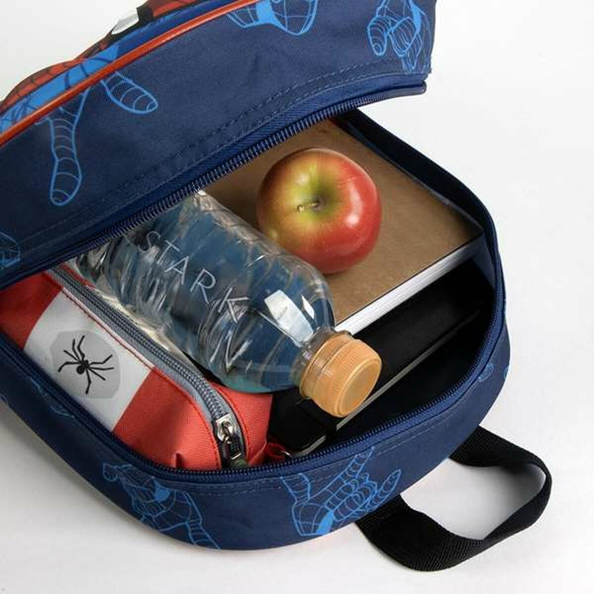Ein offener Rucksack, der eine Wasserflasche, einen Apfel, ein Notizbuch und ein Federmäppchen zeigt.