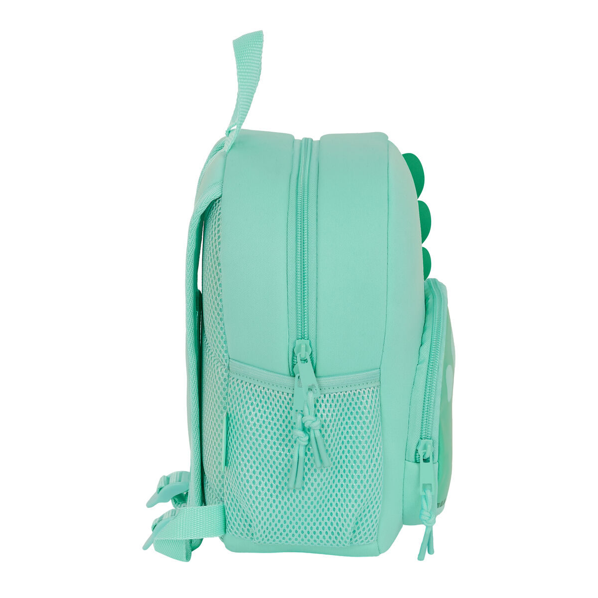 Mochila verde menta con temática de dinosaurios. Tiene un bolsillo lateral de malla, cremallera y púas verdes.
