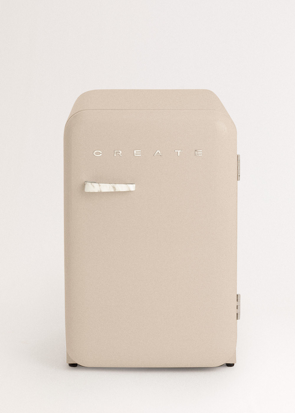 Un mini-refrigerador beige con la palabra 'CREATE' en la parte delantera.