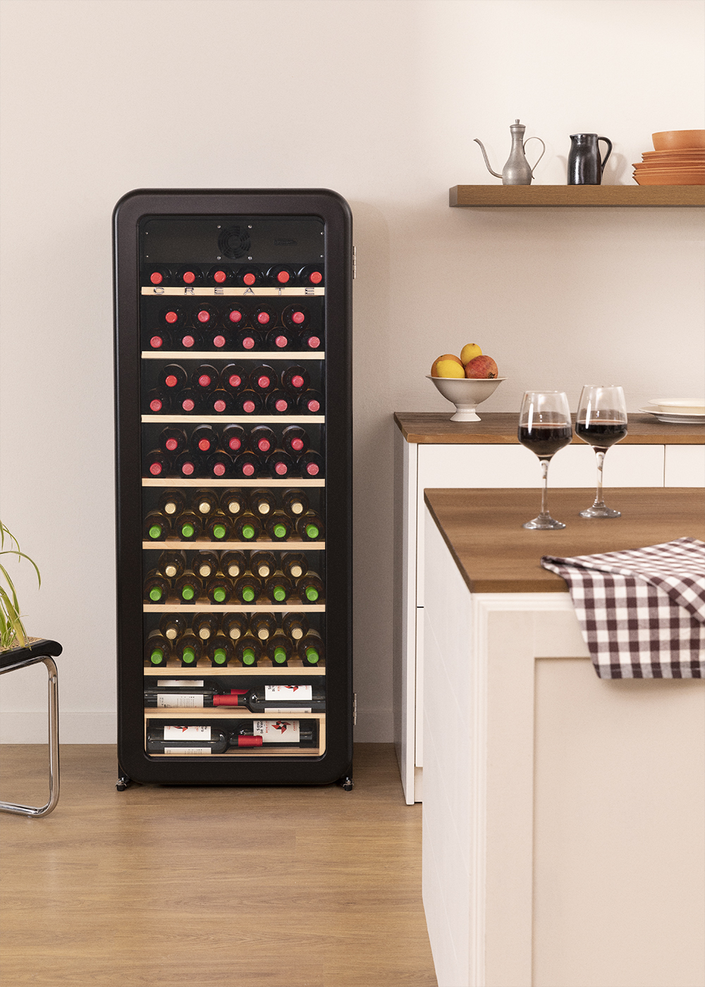Enfriador de vino negro con botellas de vino. Estantes de madera con copas y fruta. Escena de cocina.