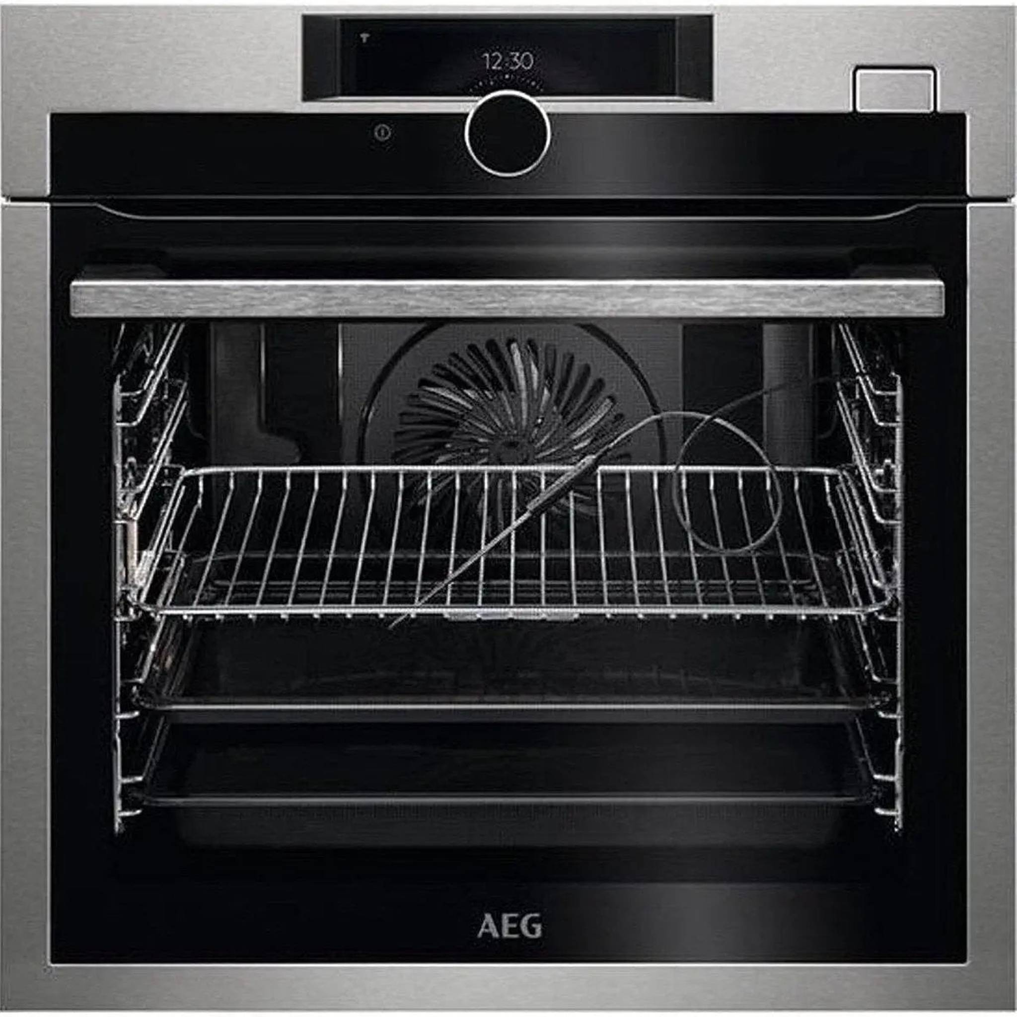 Een roestvrijstalen oven. Het heeft een binnenverlichting en twee roosters. De deur is zwart.