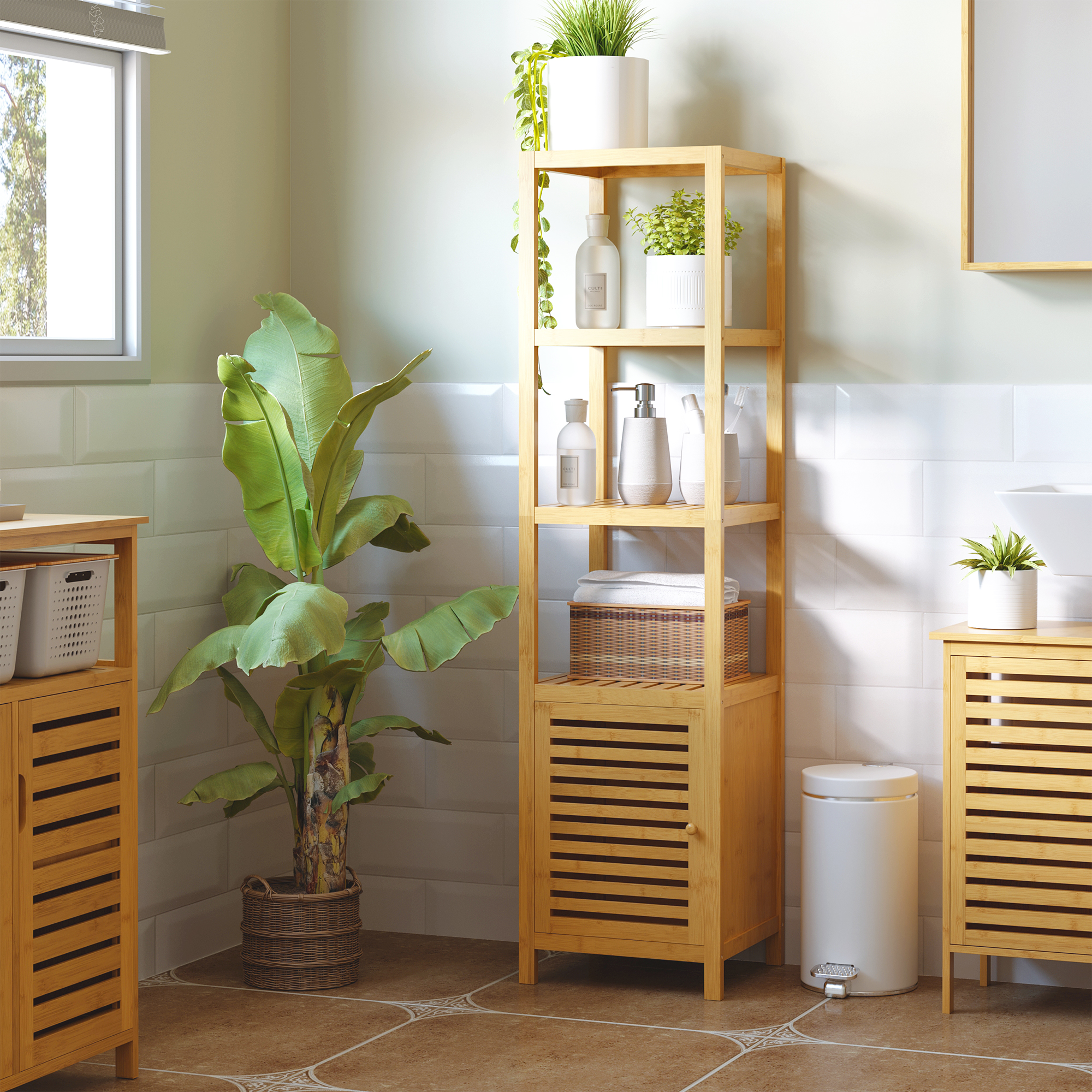 Ein Badezimmer mit einem Holzregal, einer Pflanze und einem Schrank.