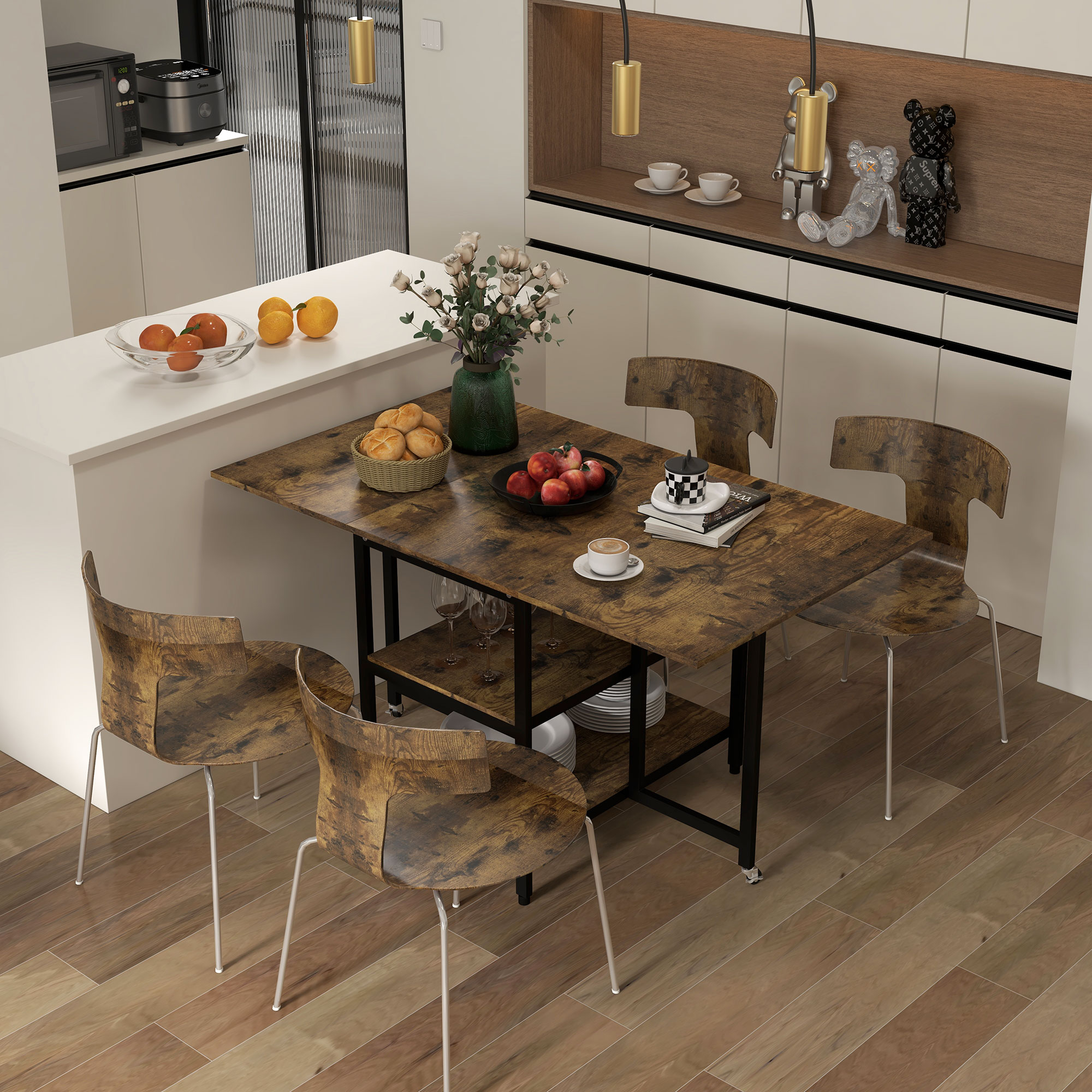 Küche mit Tisch, Stühlen und Essen. Küche umfasst Arbeitsplatte, Schränke und Geräte.