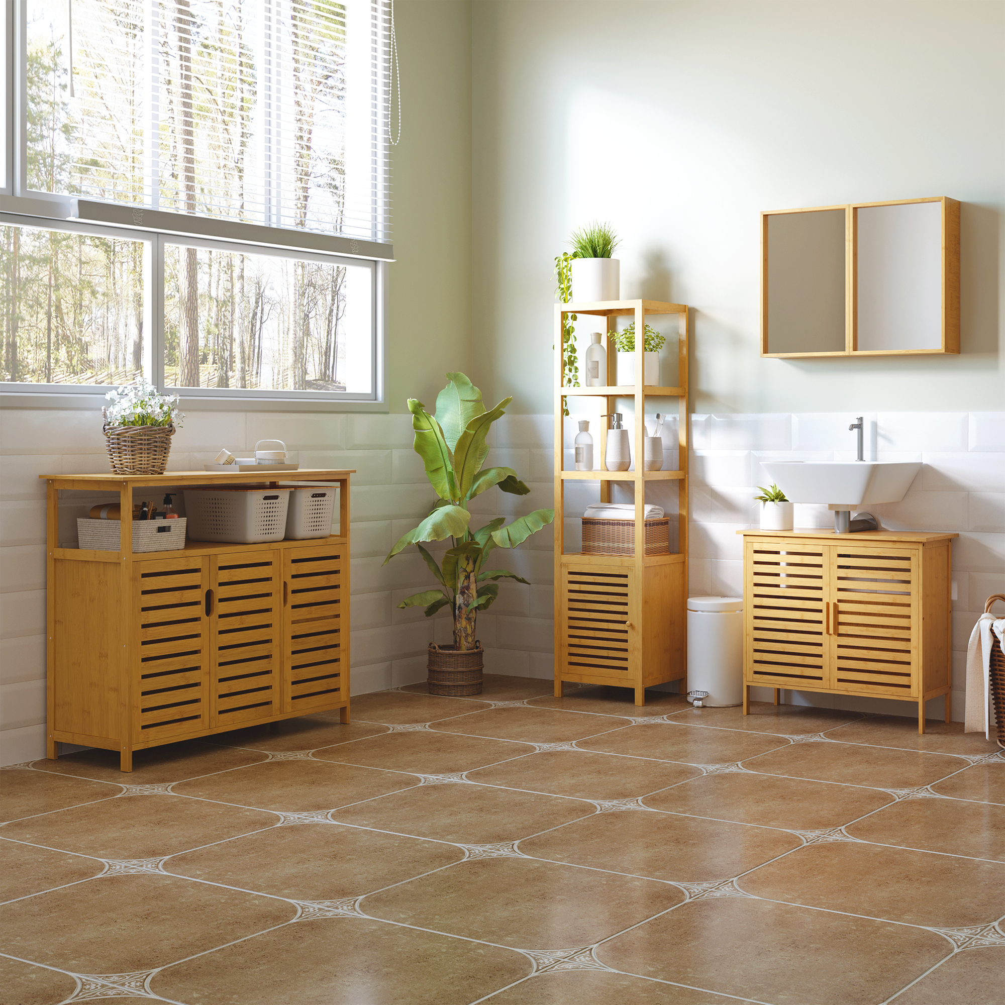 Badezimmer-Interieur mit Holzschränken, Waschbecken, Spiegel und Pflanze. Brauner Fliesenboden, Fenster mit Aussicht.