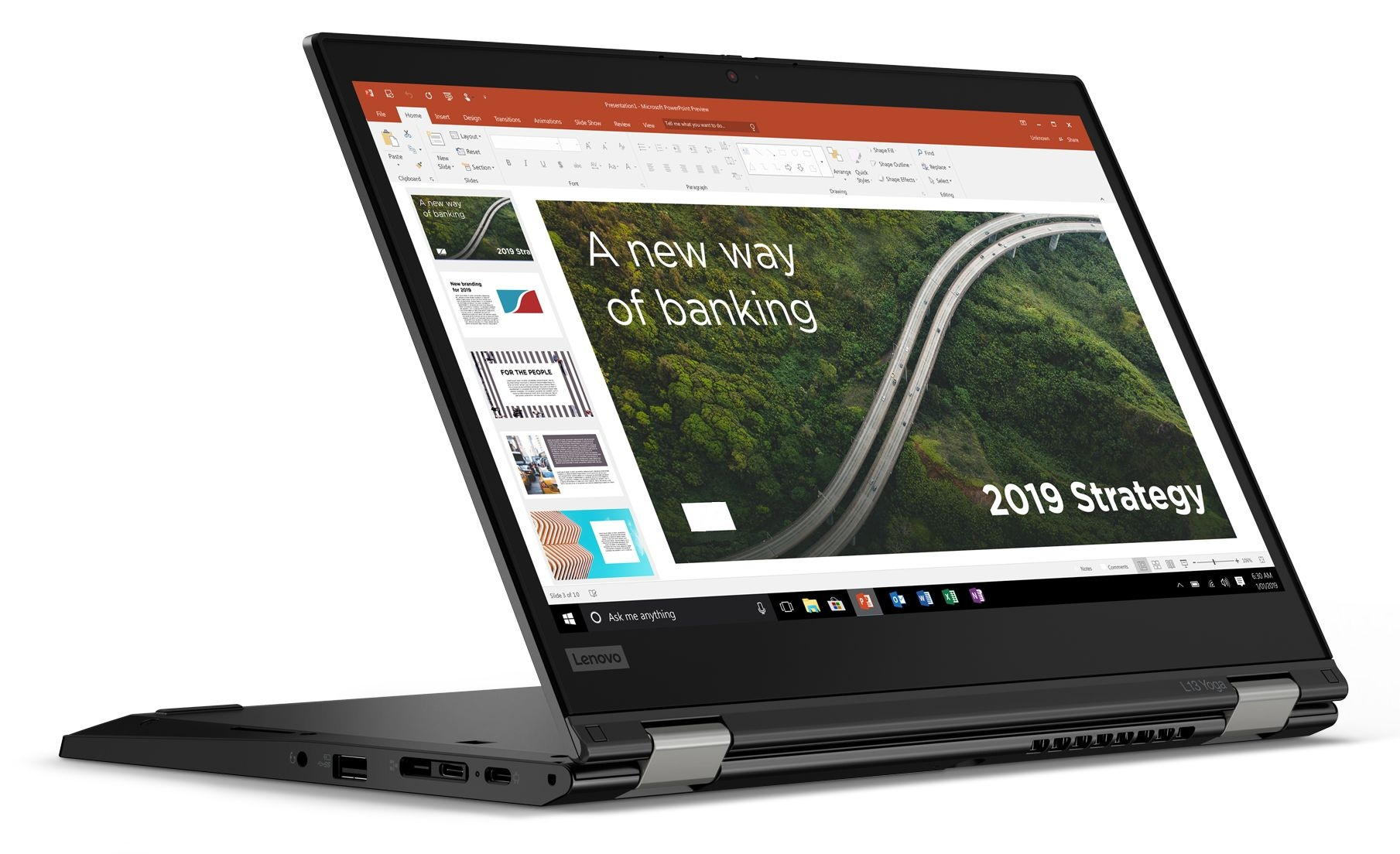 Schwarzer Laptop zeigt Präsentation, angewinkelt. Weißer Hintergrund.