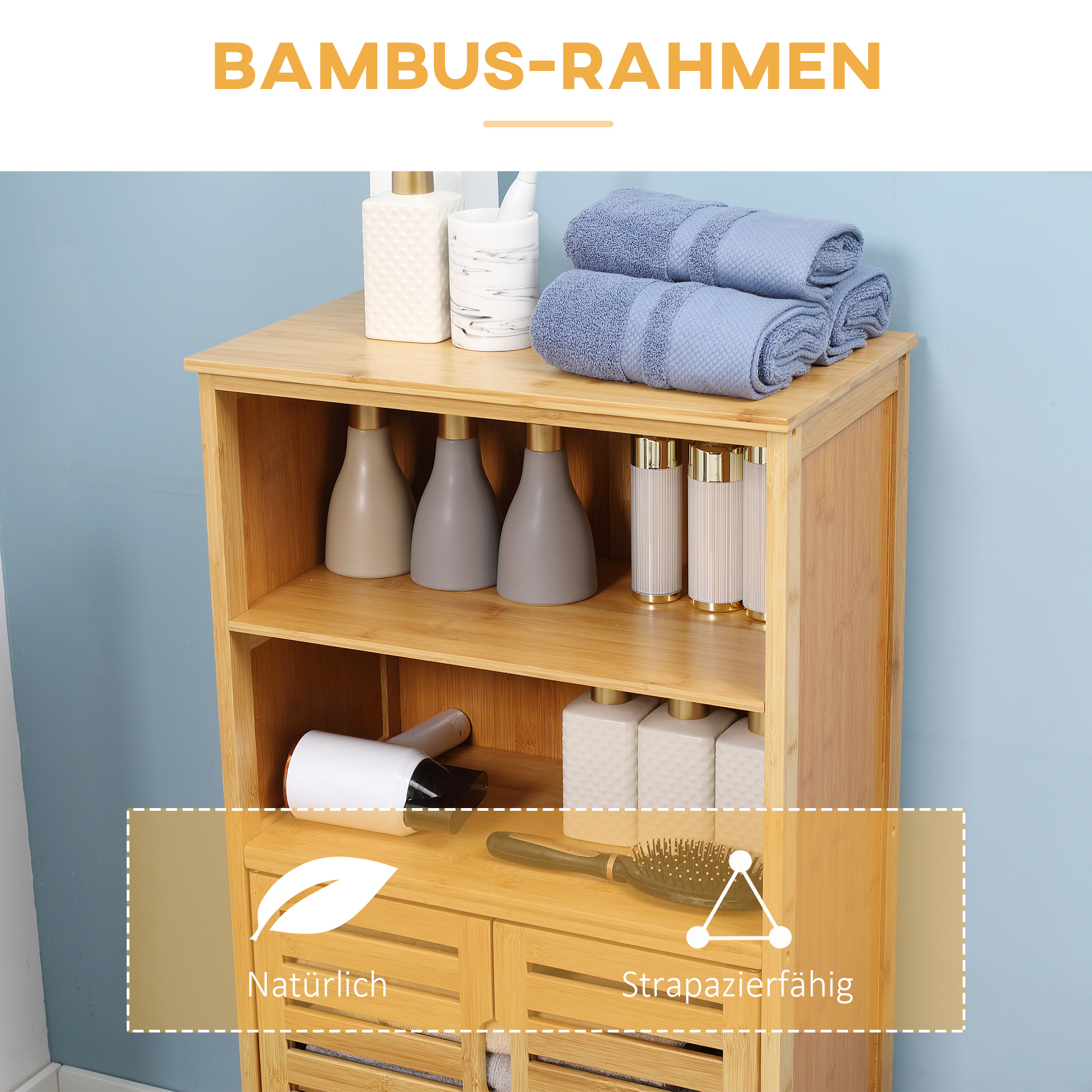 Ein Bambusschrank mit offenen Regalen und Türen. Der Hintergrund ist eine blaue Wand.