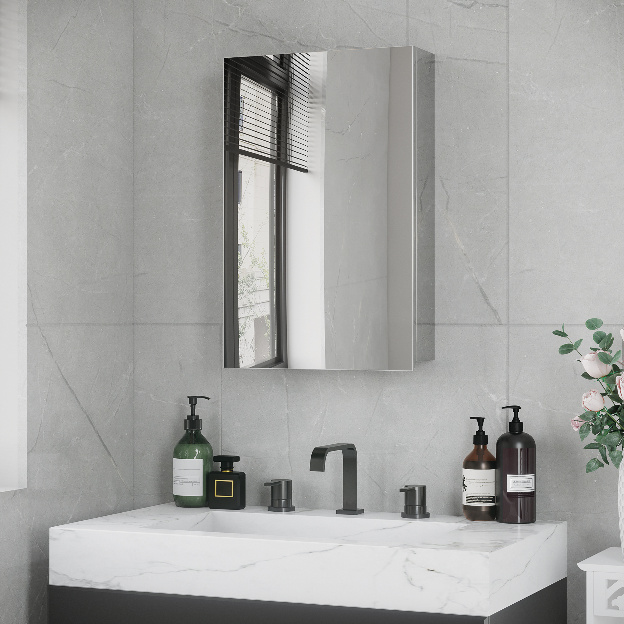 Badezimmer mit Spiegelschrank über einem weißen Waschbecken. Flaschen und Wasserhahn sichtbar. Hellgraue Fliesen.