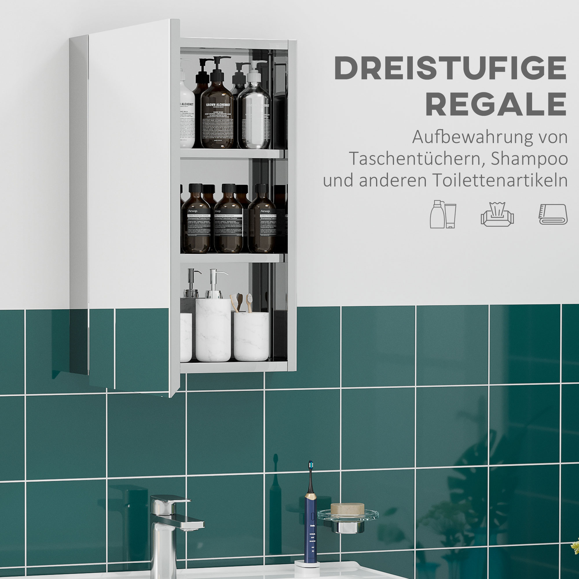 Badezimmerschrank mit Regalen. Enthält Flaschen und Toilettenartikel. Grün geflieste Wand.