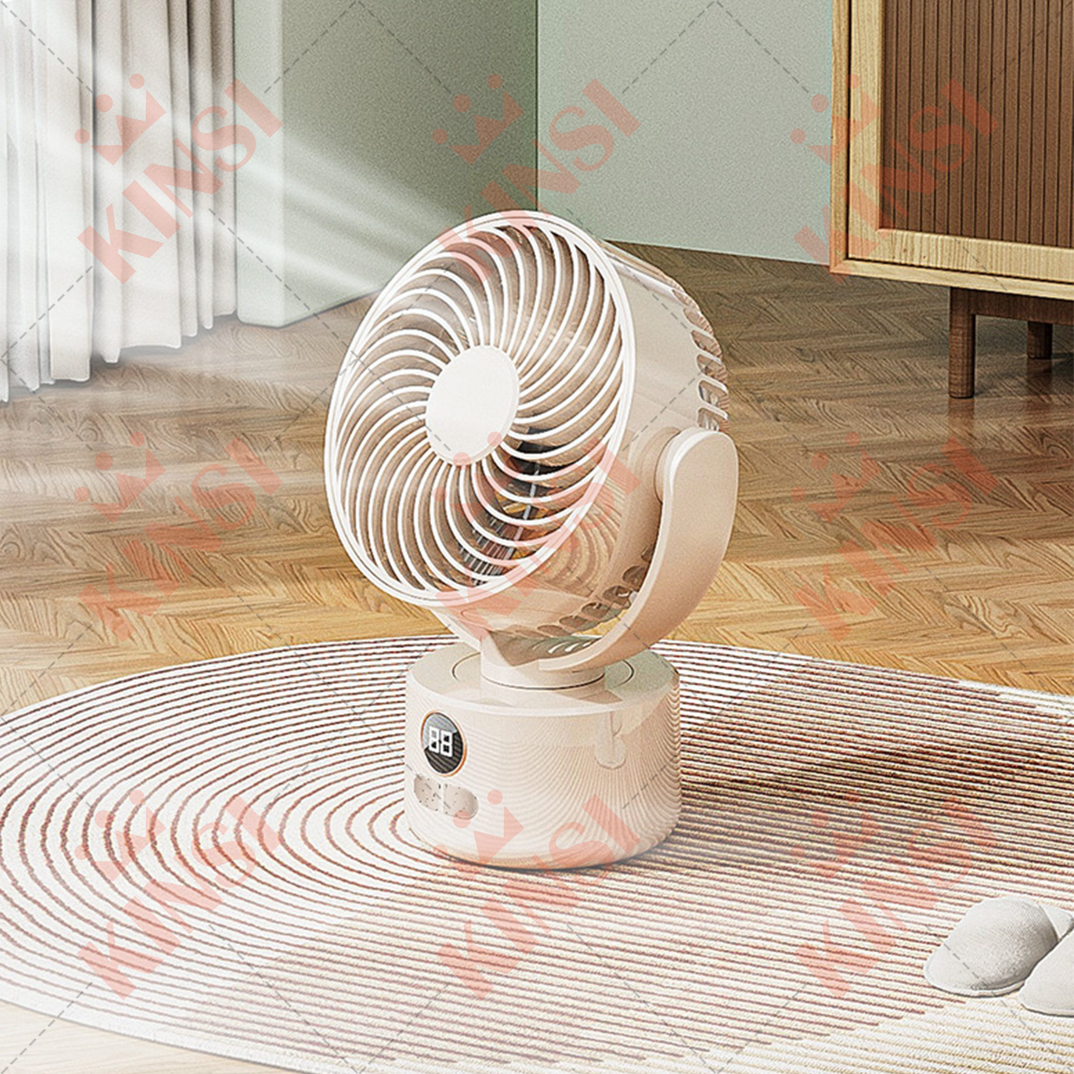 Ein weißer Ventilator auf einem Ständer auf einem Teppich. Der Hintergrund ist eine Wand und ein Schrank.