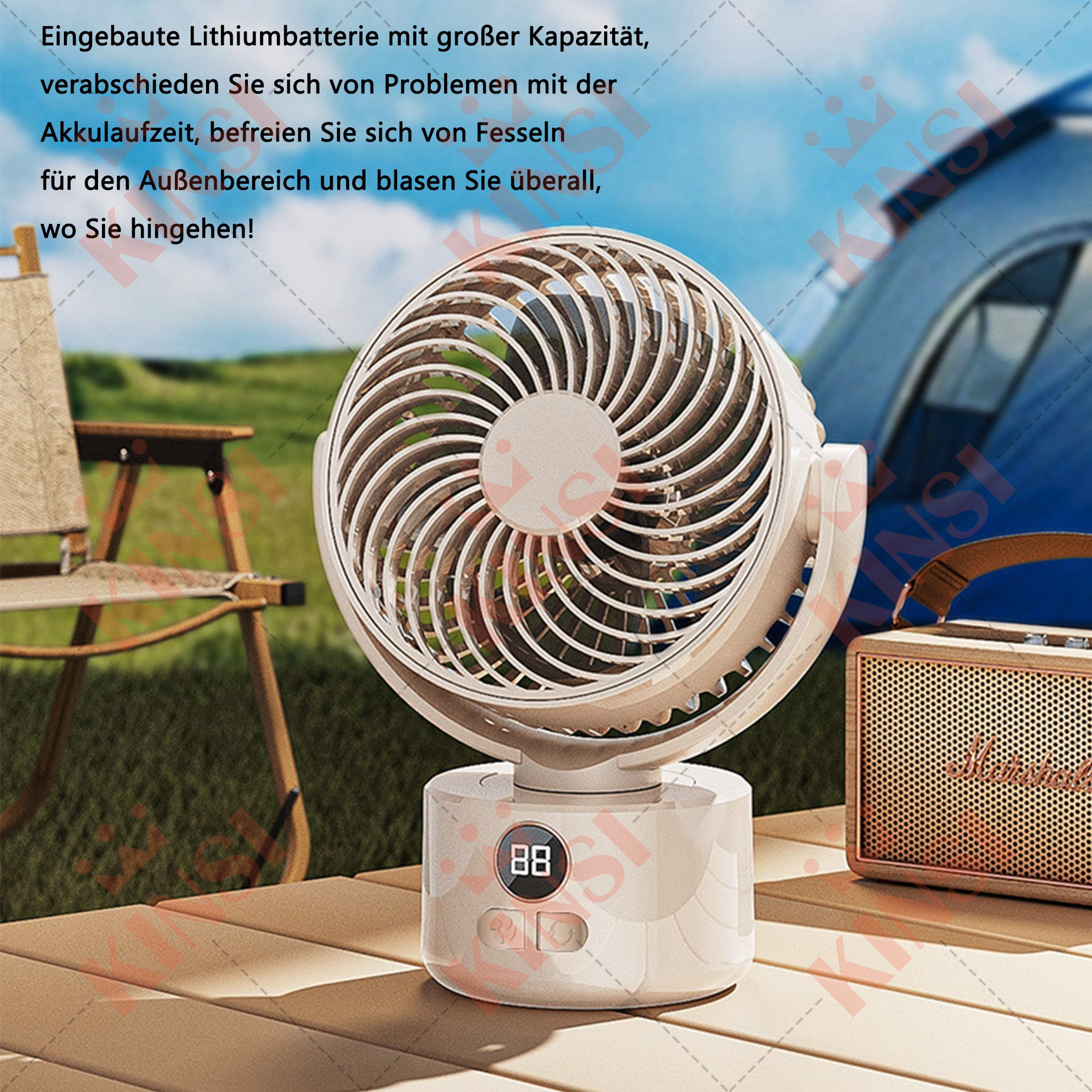 Weißer tragbarer Ventilator mit Digitalanzeige auf Holztisch. Blauer Zelt im Hintergrund.