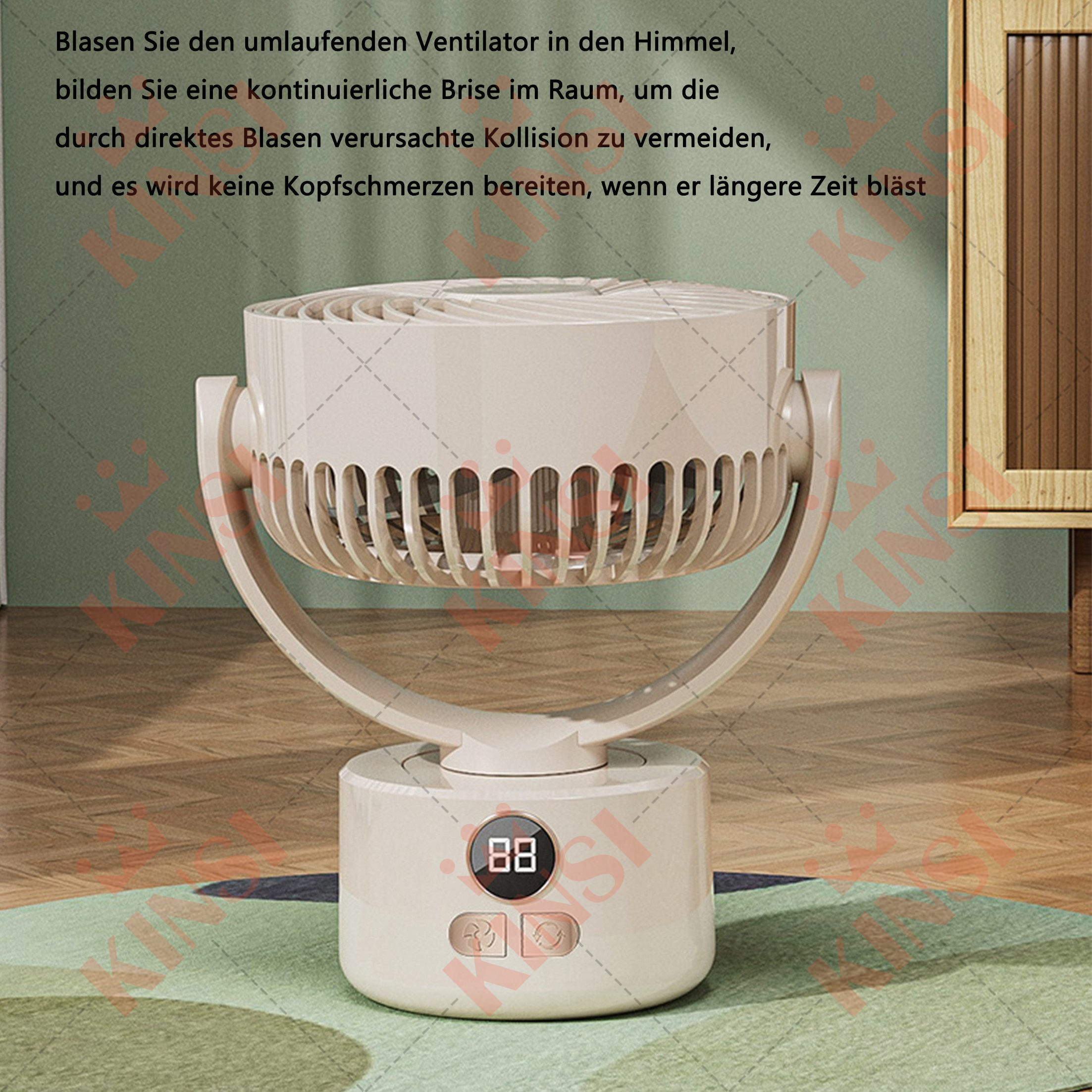 Beiger Ventilator mit Digitalanzeige, gebogenem Ständer und rundem Fuß. Er steht auf einem gemusterten Teppich.