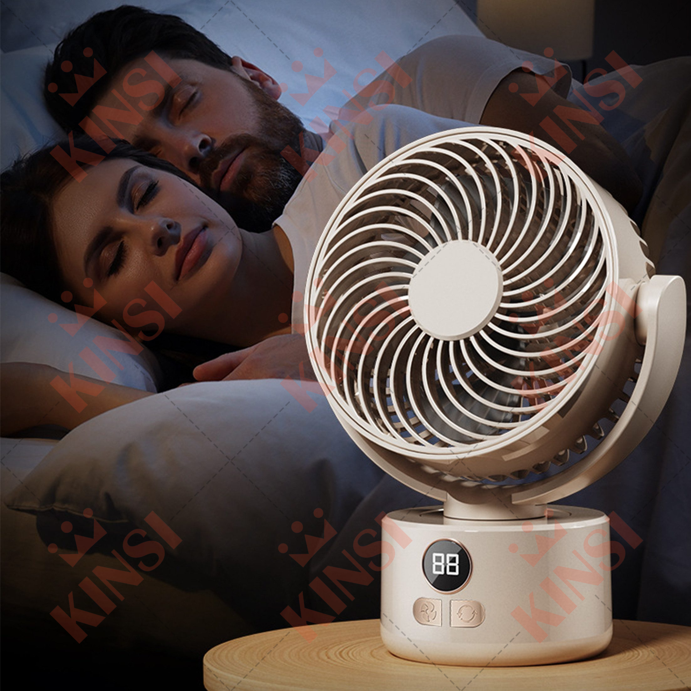 Ein schlafendes Paar, mit einem weißen Ventilator, der Luft bläst. Der Ventilator hat eine digitale Anzeige.
