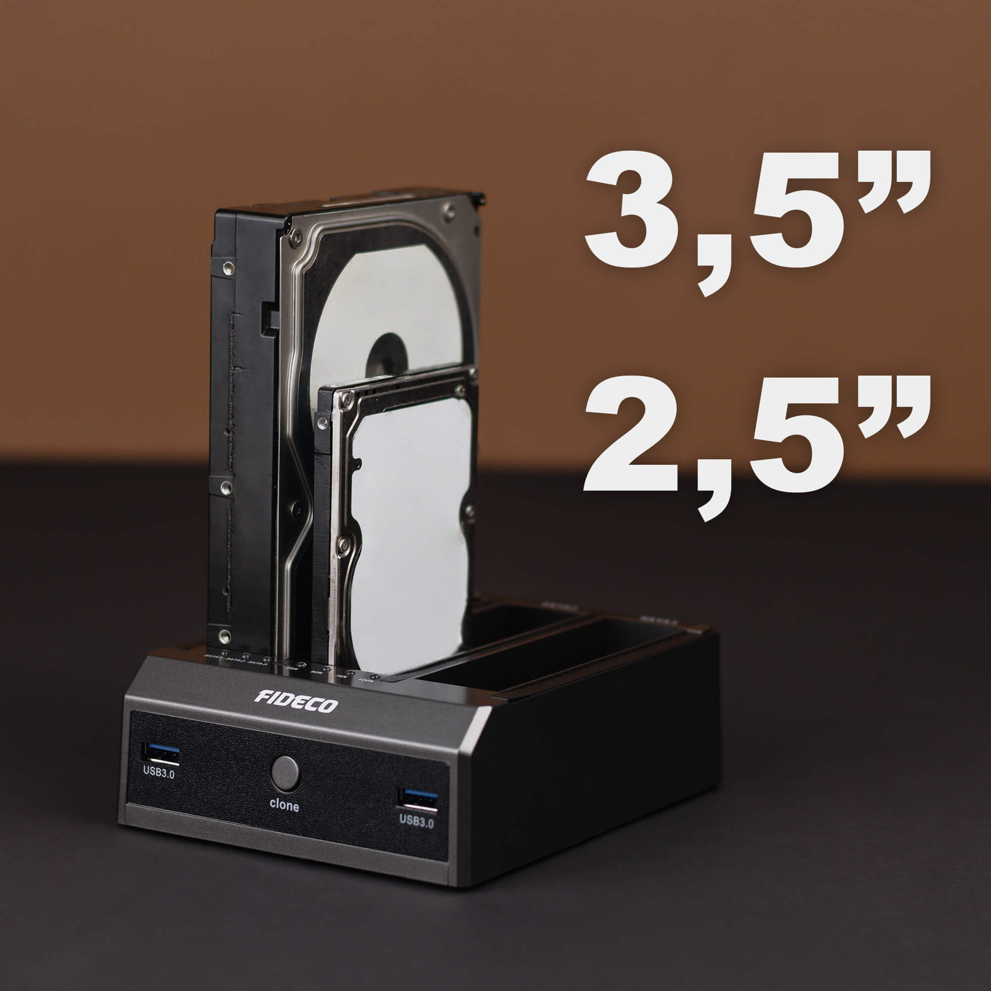 Stacja dokująca dysku twardego z dwoma dyskami, oznaczonymi 3,5" i 2,5", na brązowej powierzchni.