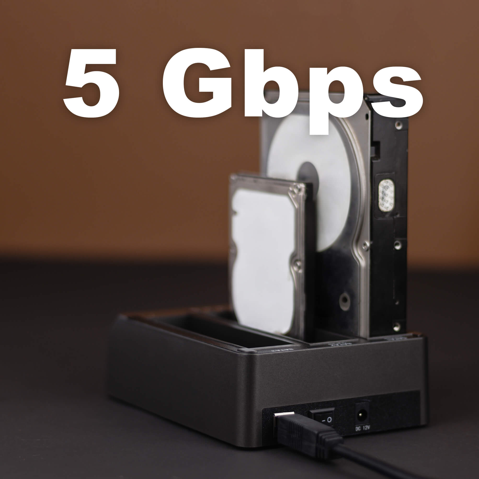 Stacja dokująca dysku twardego z dwoma dyskami twardymi i tekstem 5 Gbps nad stacją.