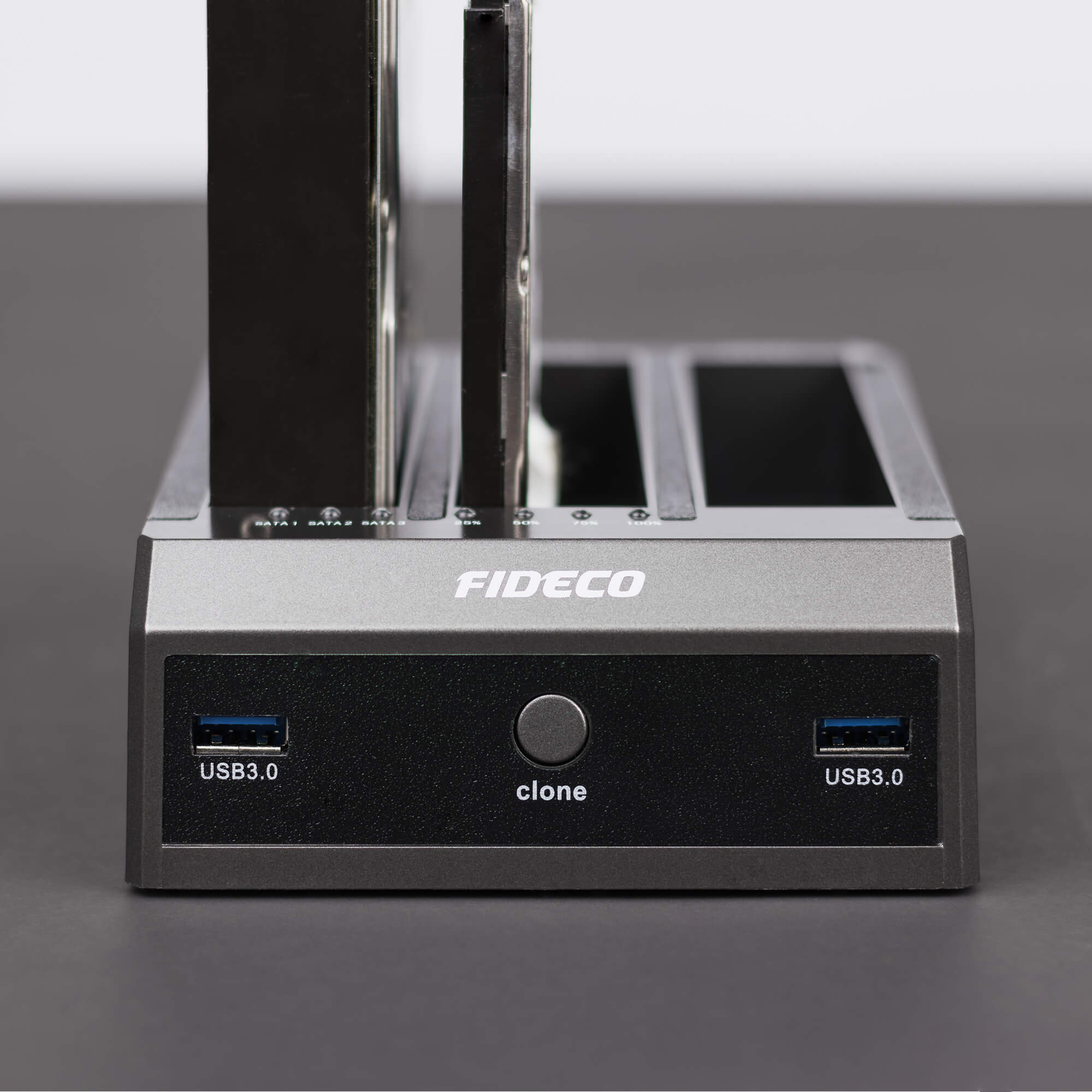 Czarna i szara stacja dokująca dysku twardego z dwoma portami USB 3.0. Marka to FIDECO.