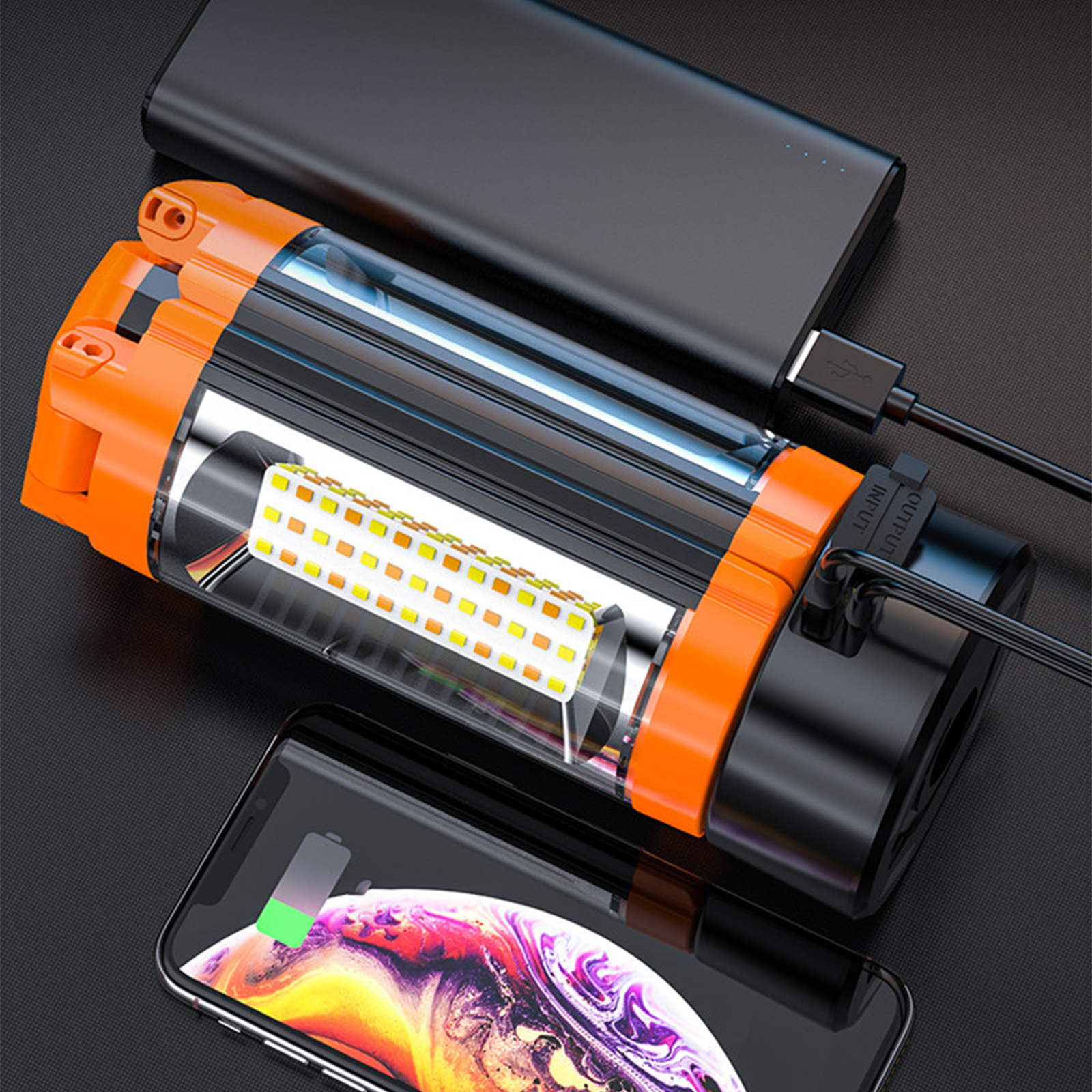 Eine orangefarbene und schwarze Lampe lädt ein Telefon auf. Eine schwarze Powerbank ist angeschlossen.