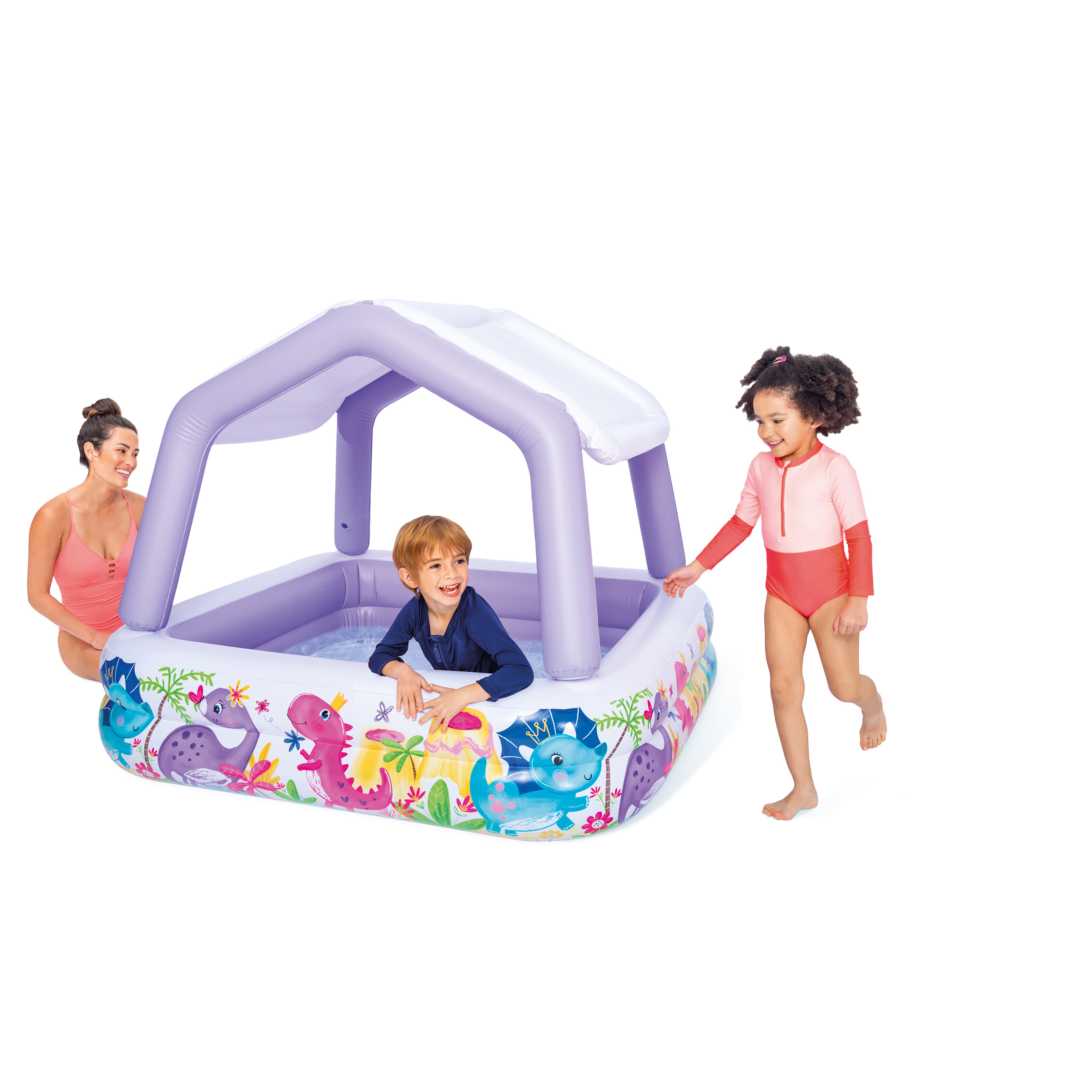 Ein kleiner aufblasbarer Pool mit Dinosaurier-Design und drei Personen drumherum.