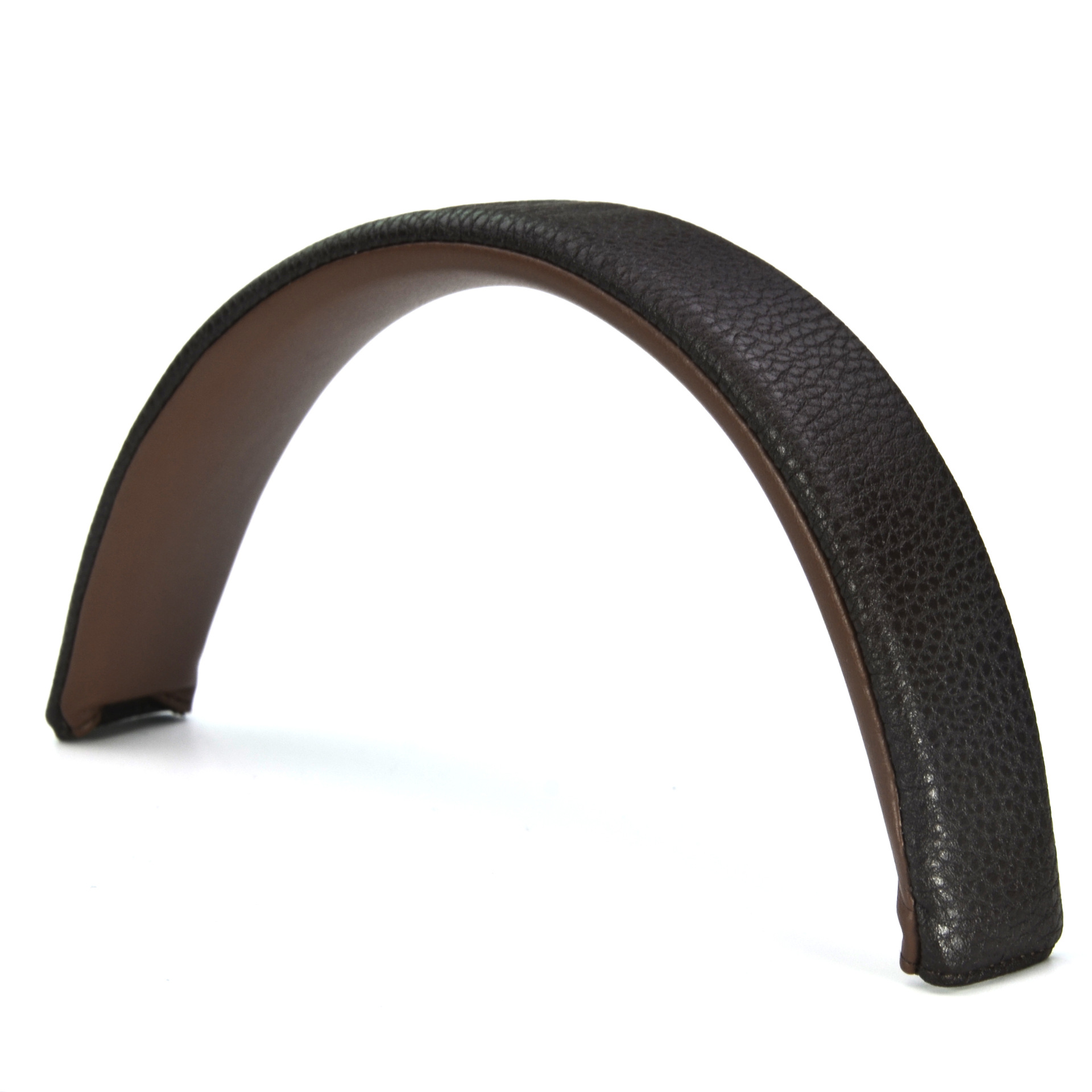 Maniglia in pelle curva, marrone scuro con superficie strutturata, colore interno marrone, sfondo bianco.