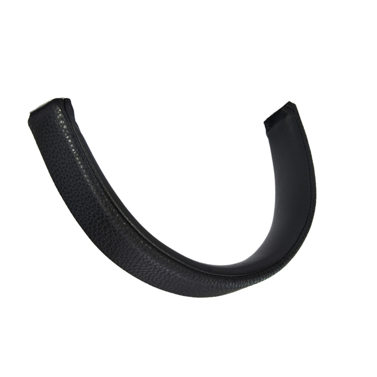 Cuscinetto auricolare nero e curvo per cuffie, con superficie strutturata, isolato su bianco.