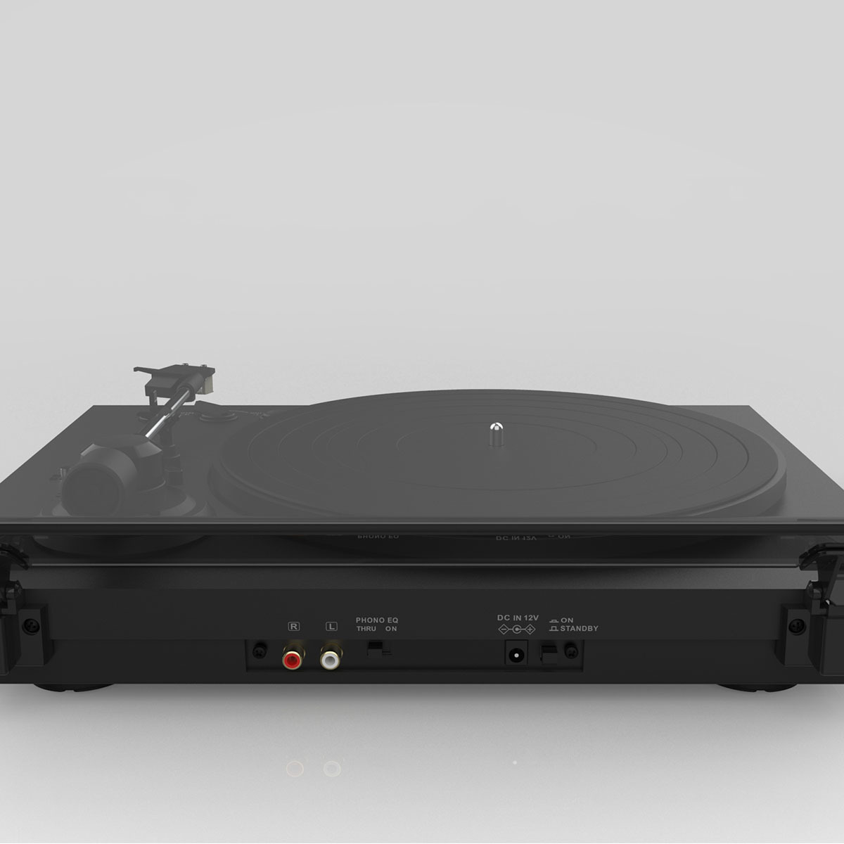 Czarny gramofon z widocznymi tylnymi wejściami i wyjściami, na gładkim białym tle.