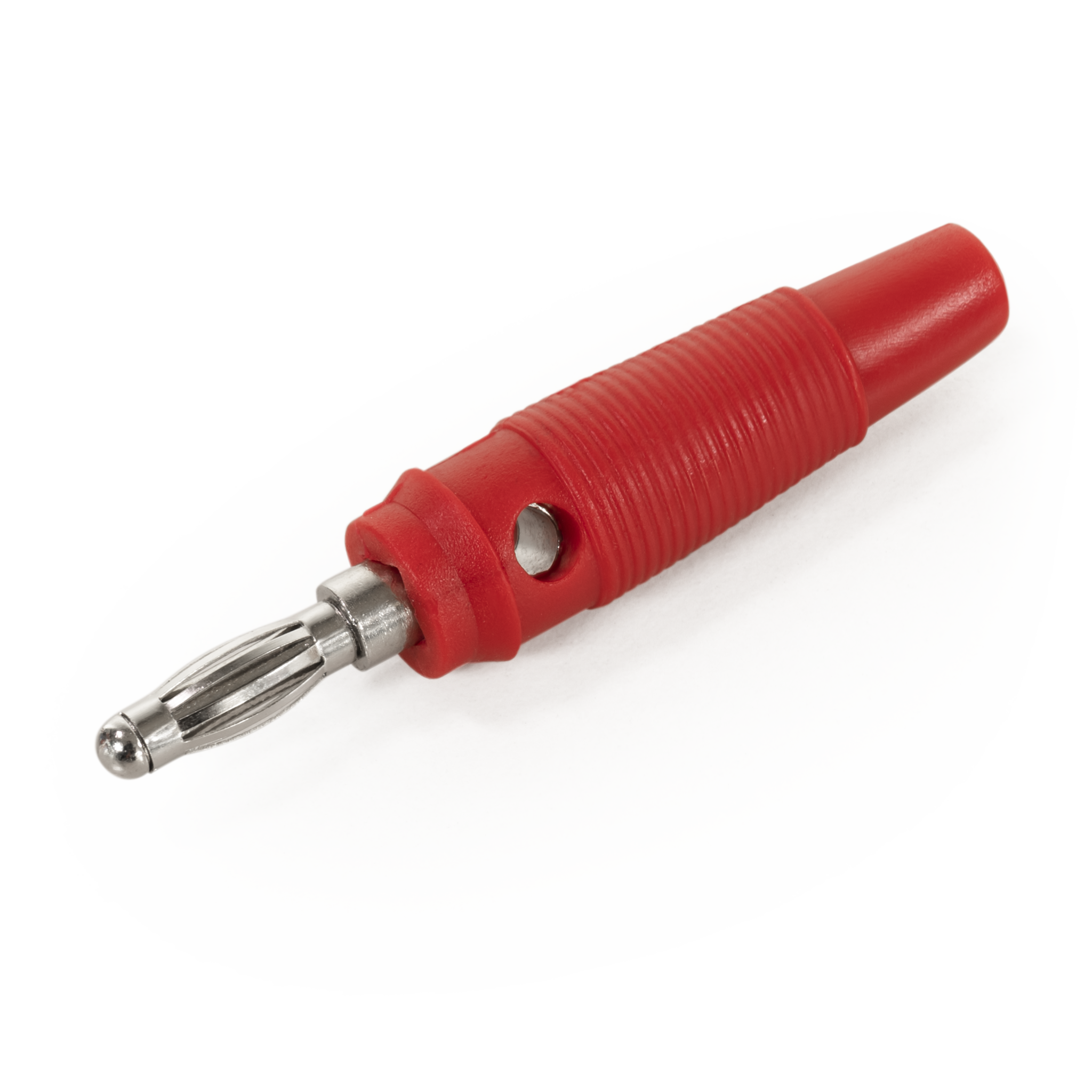 Ein roter Bananenstecker für elektrische Geräte. Der Stecker befindet sich auf weißem Hintergrund.