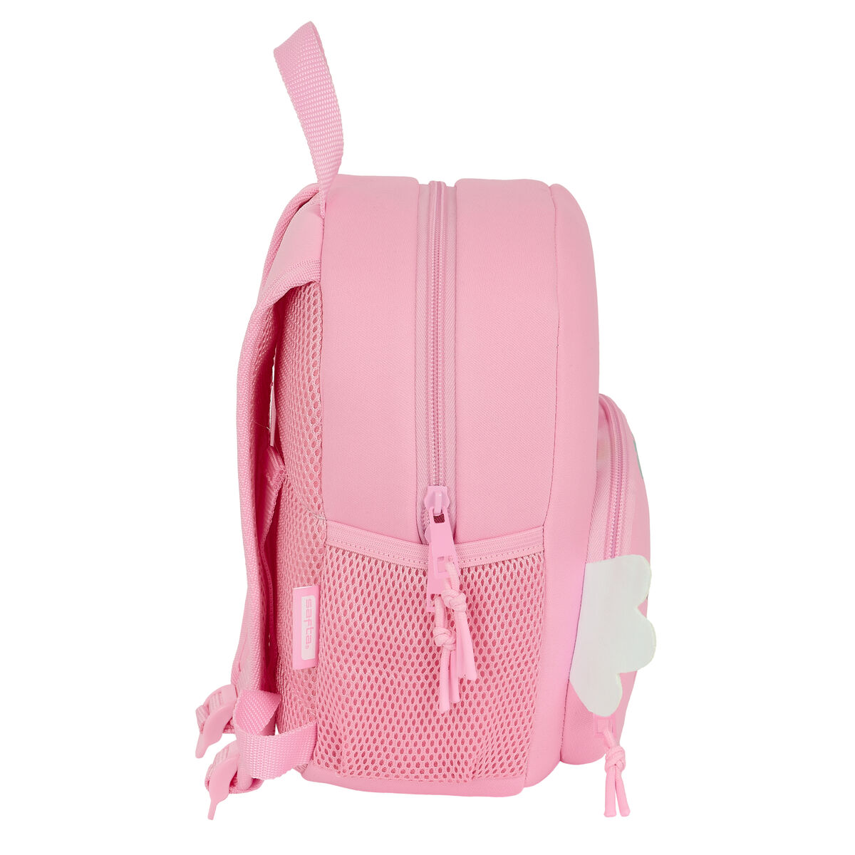 Una mochila rosa con bolsillos laterales de malla y un diseño de ala blanca. Sobre un fondo blanco.