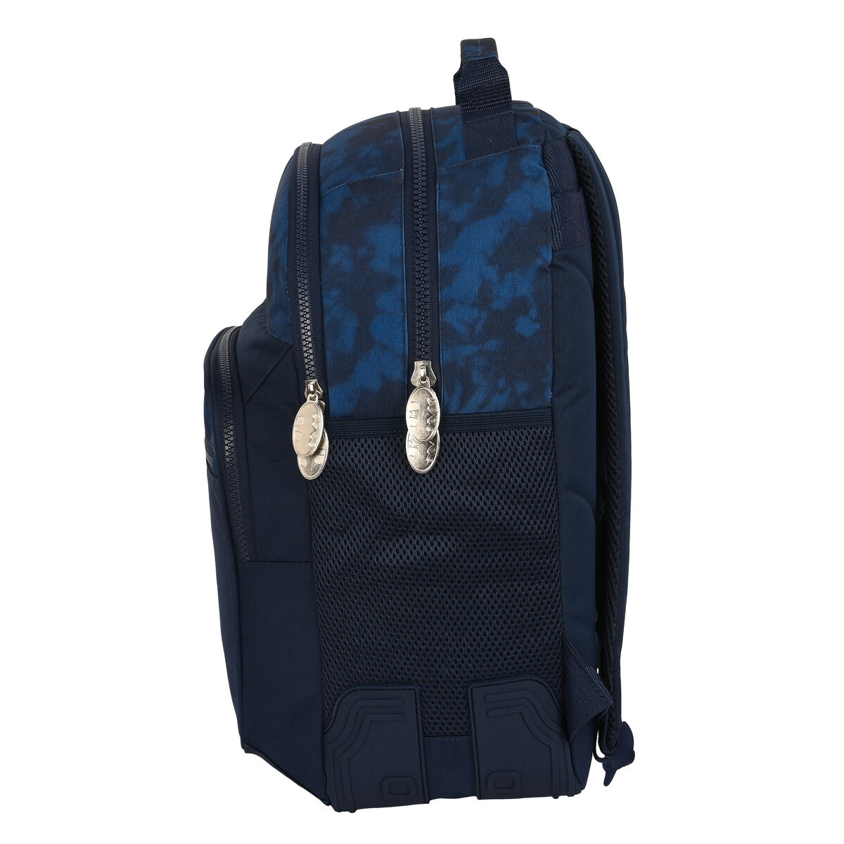 Blauer Rucksack mit dunkelblauen Mustern, Seitentasche mit Mesh und Reißverschlüssen. Von der Seite betrachtet.