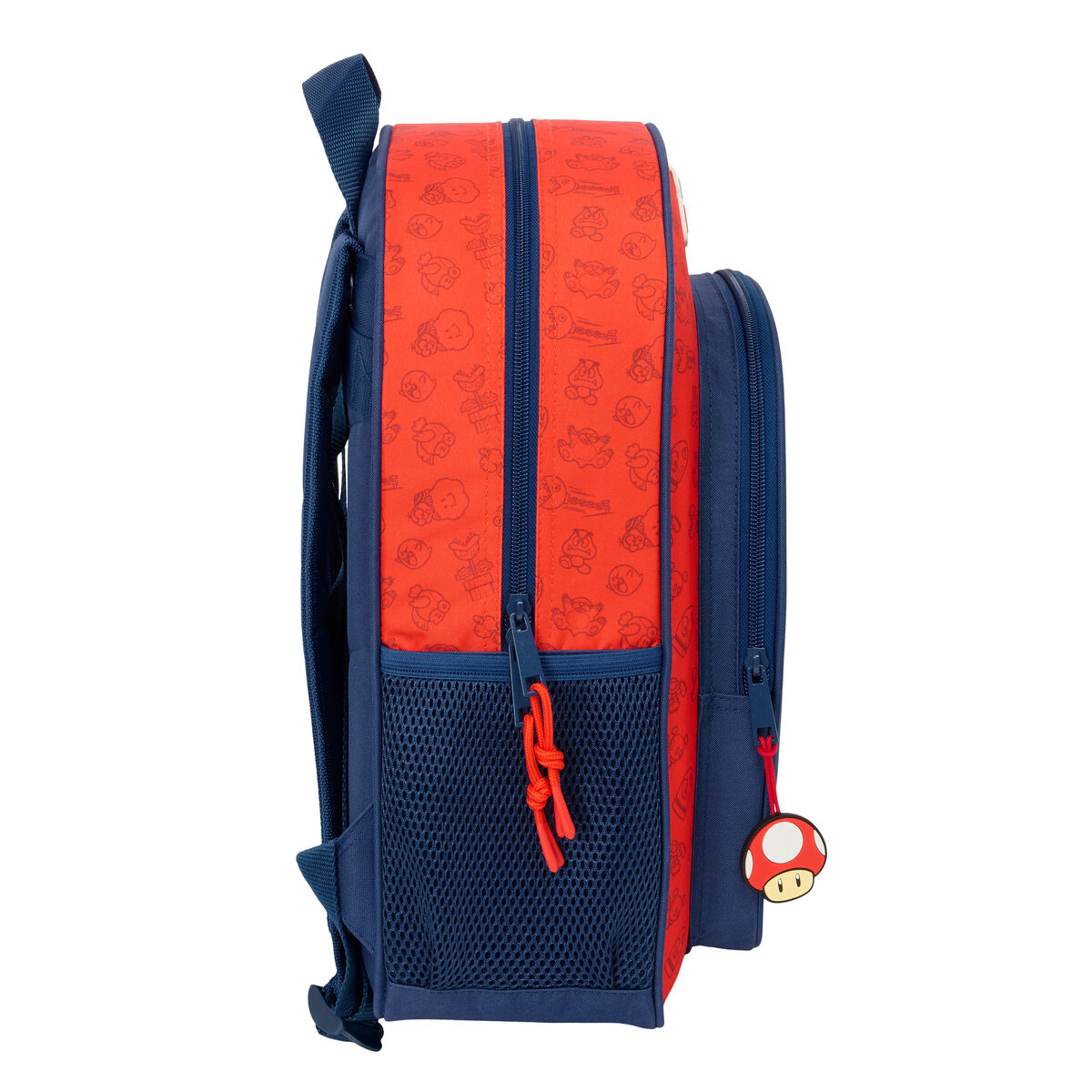 Seitenansicht eines rot-blauen Rucksacks mit einem Pilzanhänger. Der Rucksack hat Seitentaschen und Reißverschlüsse.