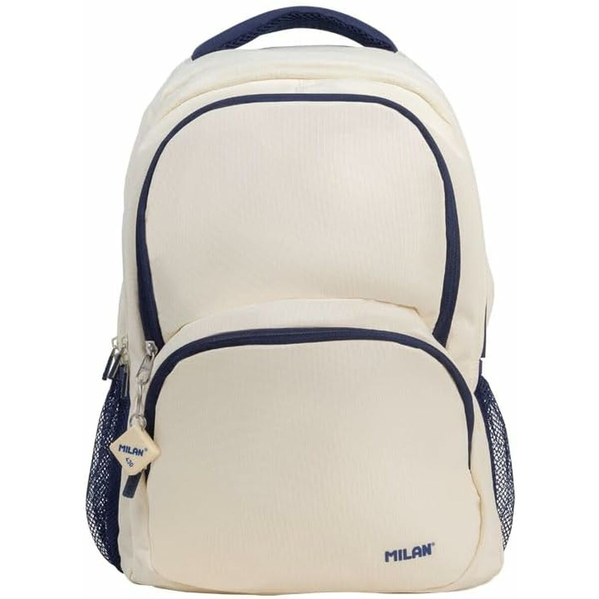 Ein cremefarbener Rucksack mit marineblauen Zierleisten, einer Vordertasche und einem kleinen Milan-Anhänger.