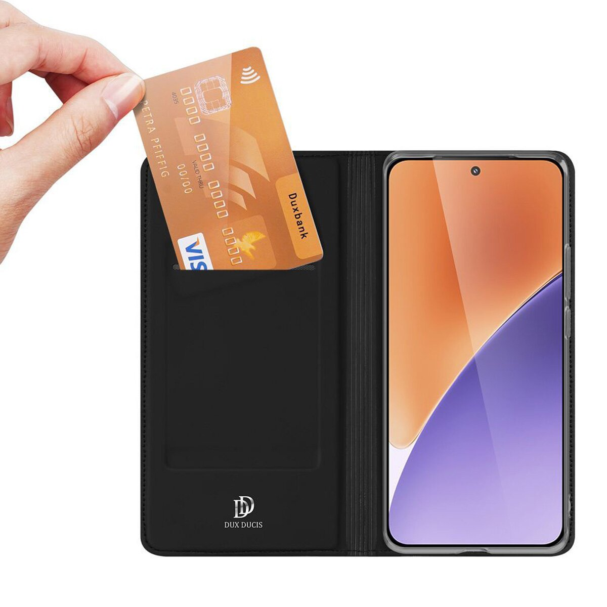 Hand, die eine Kreditkarte über einer schwarzen Handyhülle mit einem Telefon darin hält.