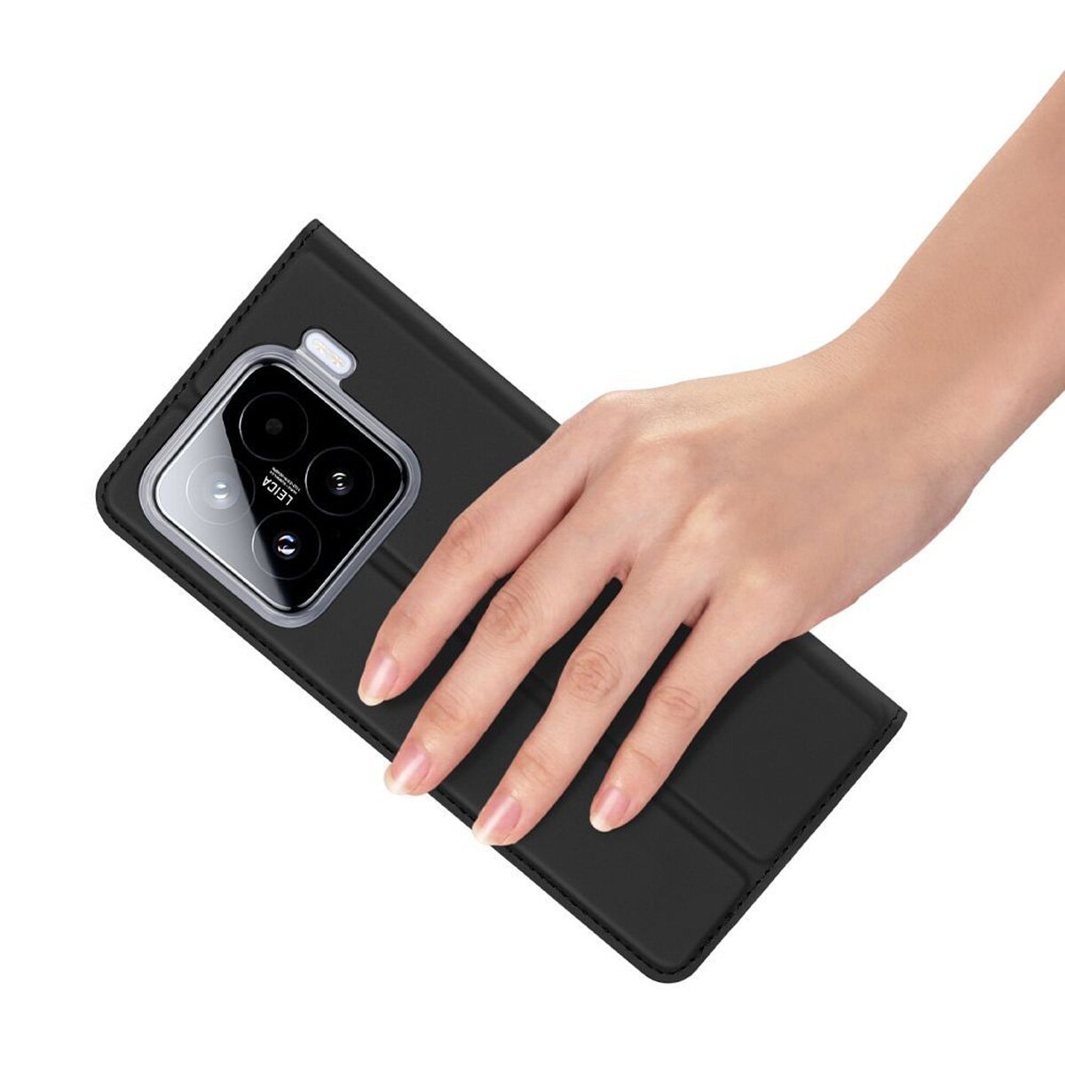 Hand hält schwarze Handyhülle mit Kameraausschnitt. Das Telefon hat eine Dreifachkamera.