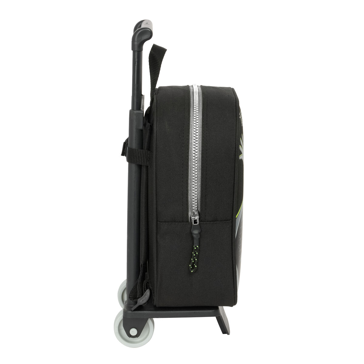 Ein schwarzer Rucksack mit Rollen, Seitenansicht, mit Reißverschluss, Griff und Rädern.