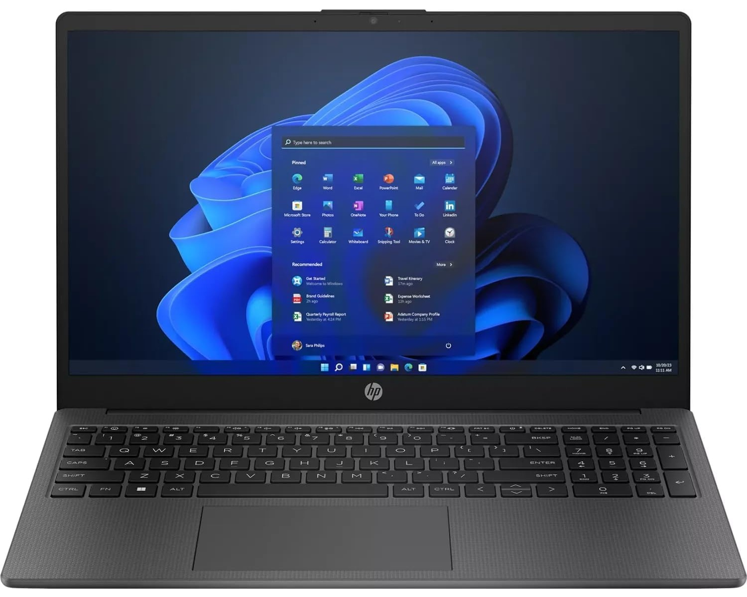 Laptop auf einem Schreibtisch geöffnet, zeigt Windows 11. Tastatur sichtbar, Bildschirm zeigt Apps.
