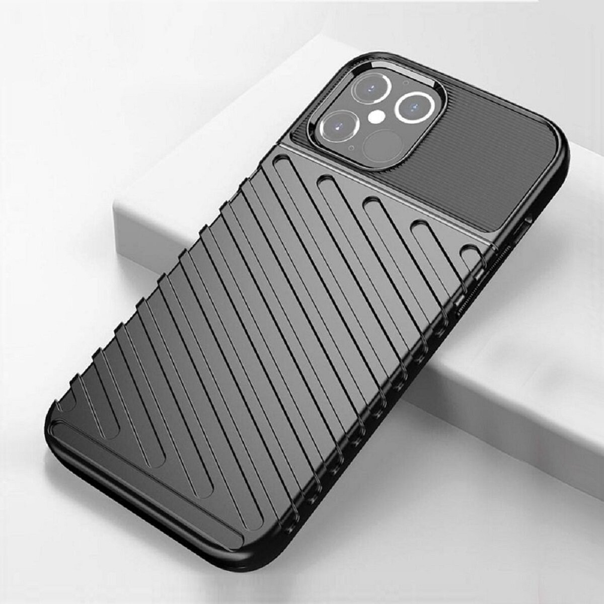 Schwarze Handyhülle mit strukturiertem Design, auf weißer Oberfläche. Kameraausschnitte sichtbar.
