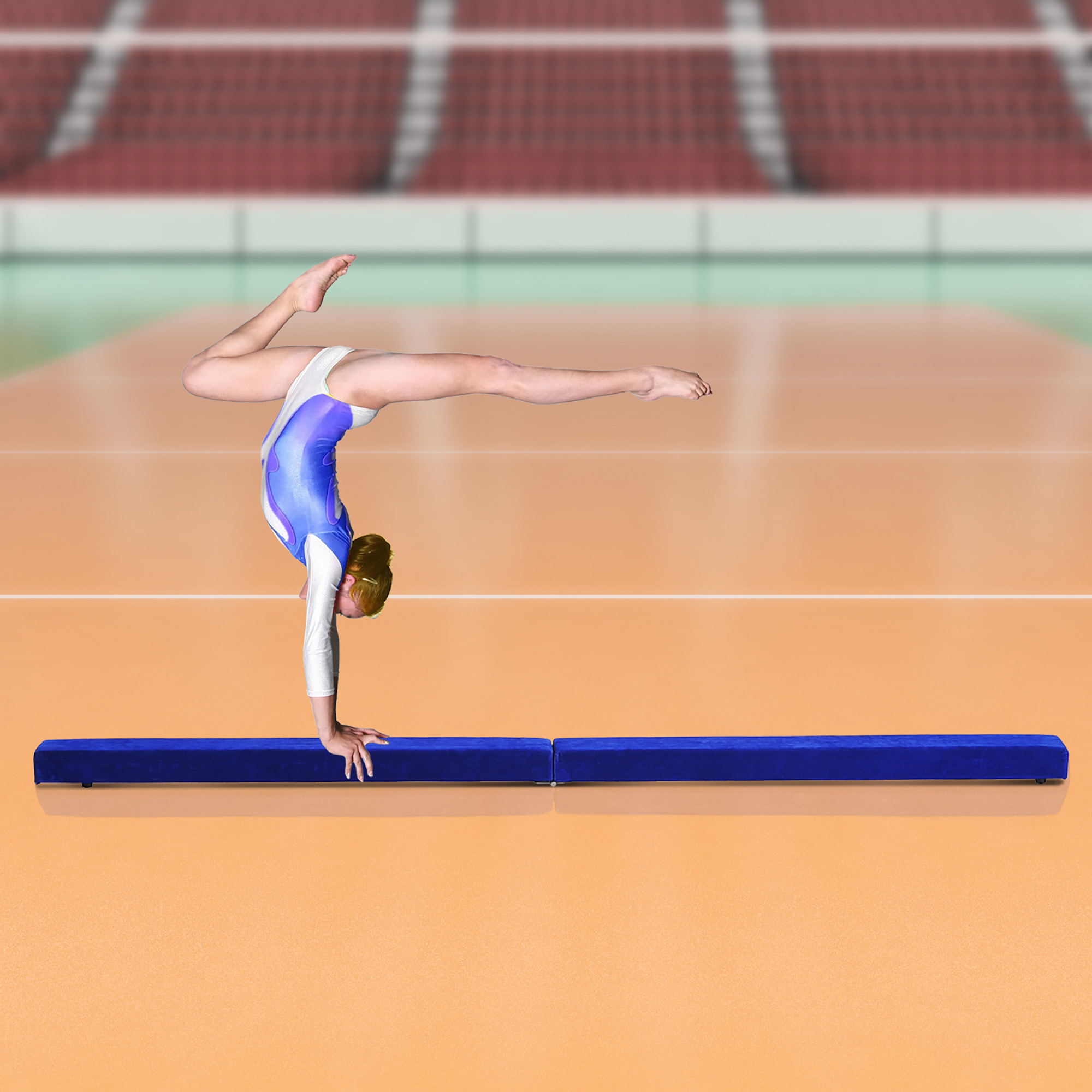 Una gimnasta en una barra de equilibrio, en un gimnasio con público borroso en el fondo.