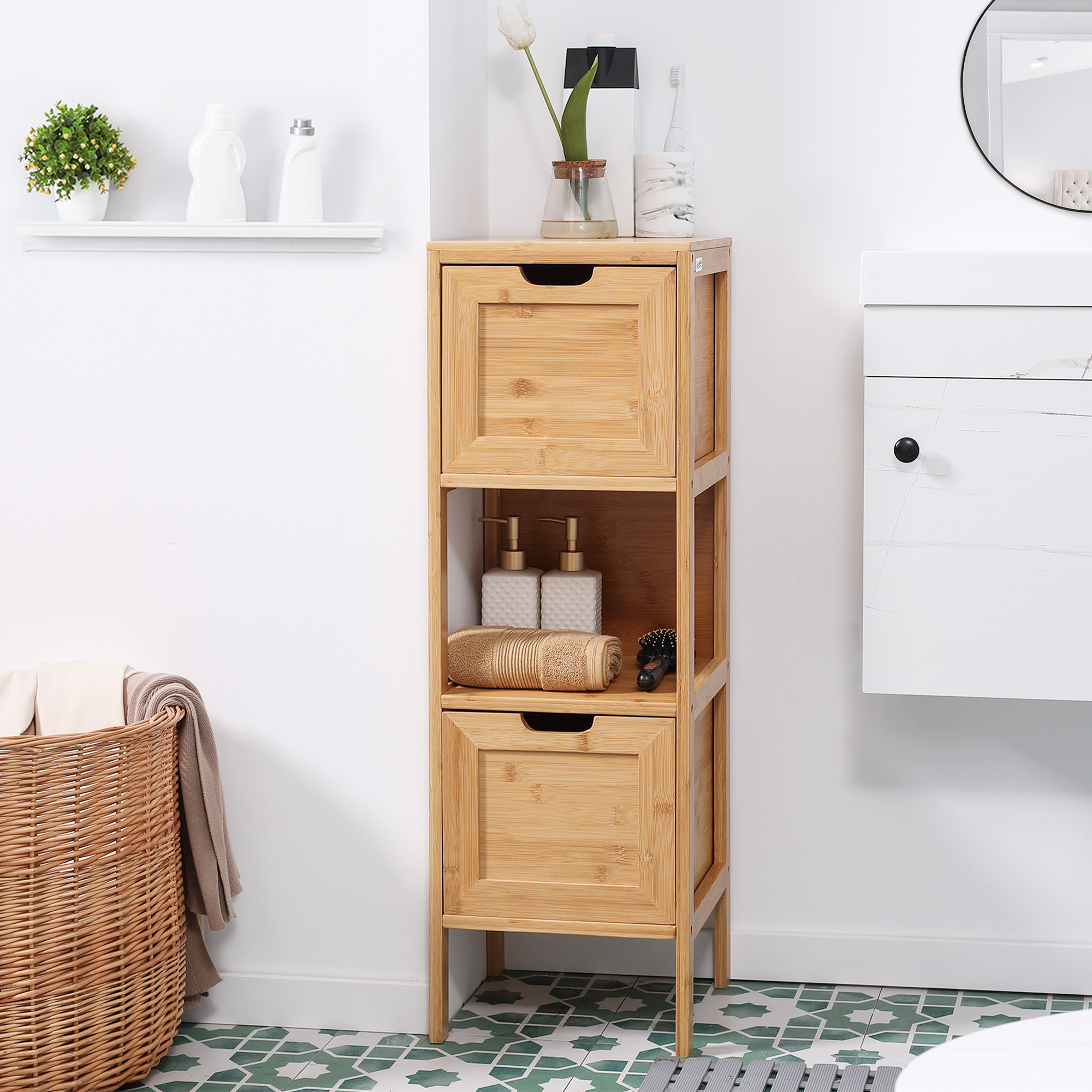 Dreistöckiger Bambusschrank in einem Badezimmer. Der Hintergrund ist weiß.
