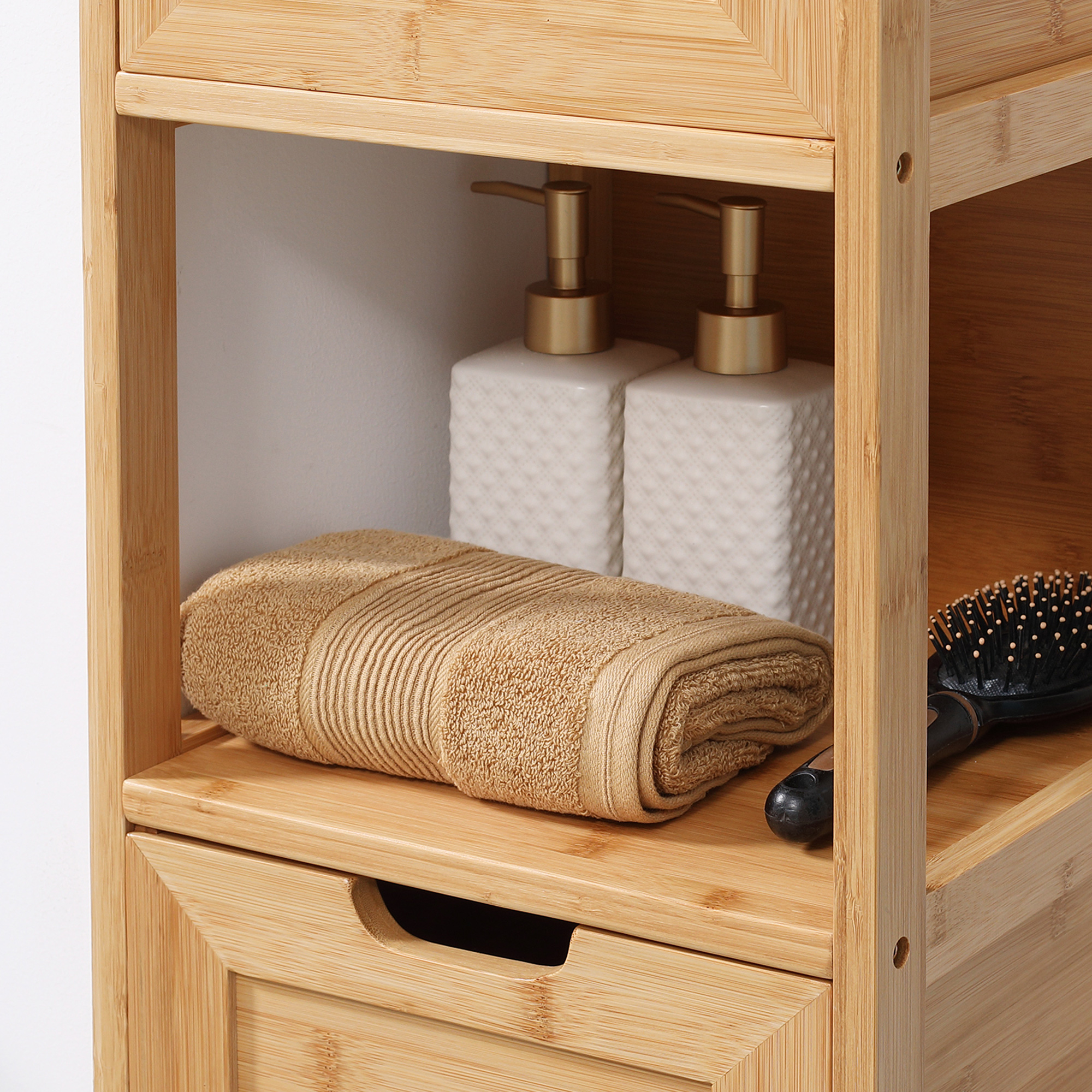 Badezimmerregal aus Holz mit gerolltem beigen Handtuch, zwei weißen Flaschen und einer Haarbürste.