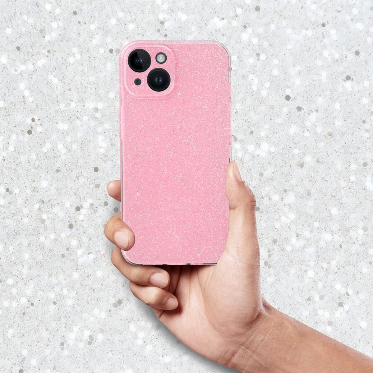 Eine Person hält eine rosa glitzernde Handyhülle mit einem Handy darin.