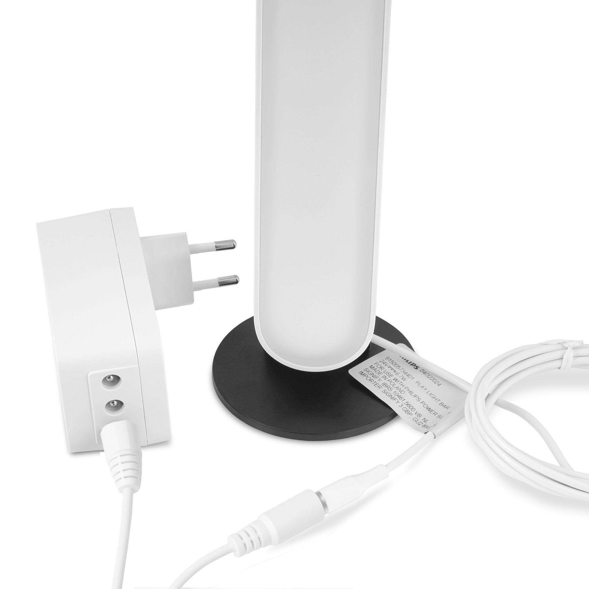 Weiße Lampe mit weißem Netzteil und Kabel.