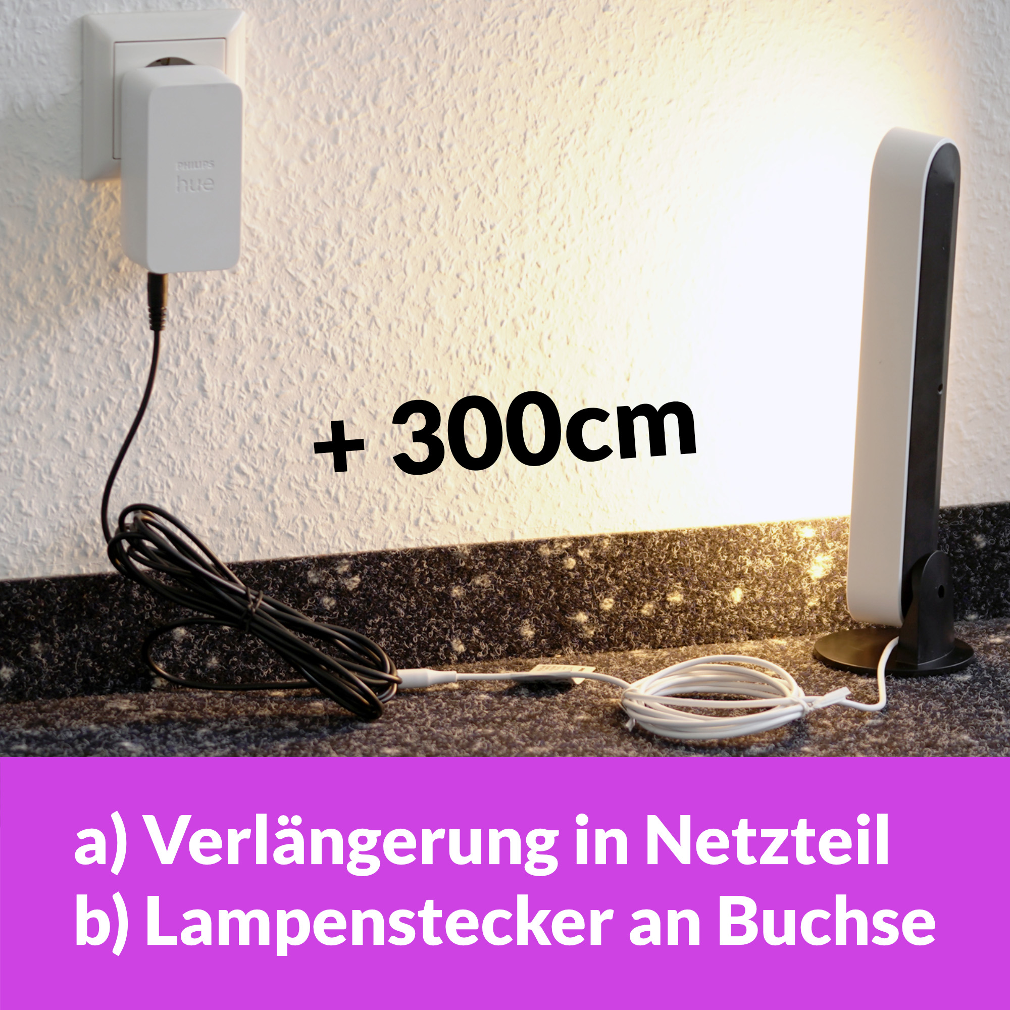 Ein weißer Philips Hue Adapter, der in eine Steckdose gesteckt ist, mit einem Licht.