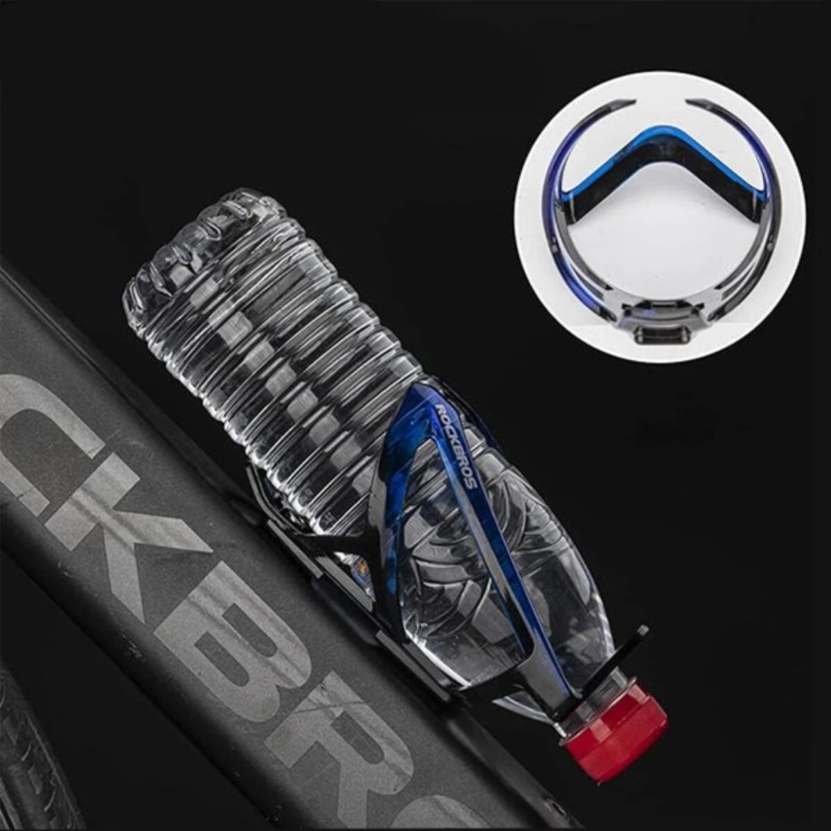 Wasserflasche in einem blau-schwarzen Halter, der am Fahrradrahmen befestigt ist. Roter Deckel sichtbar.