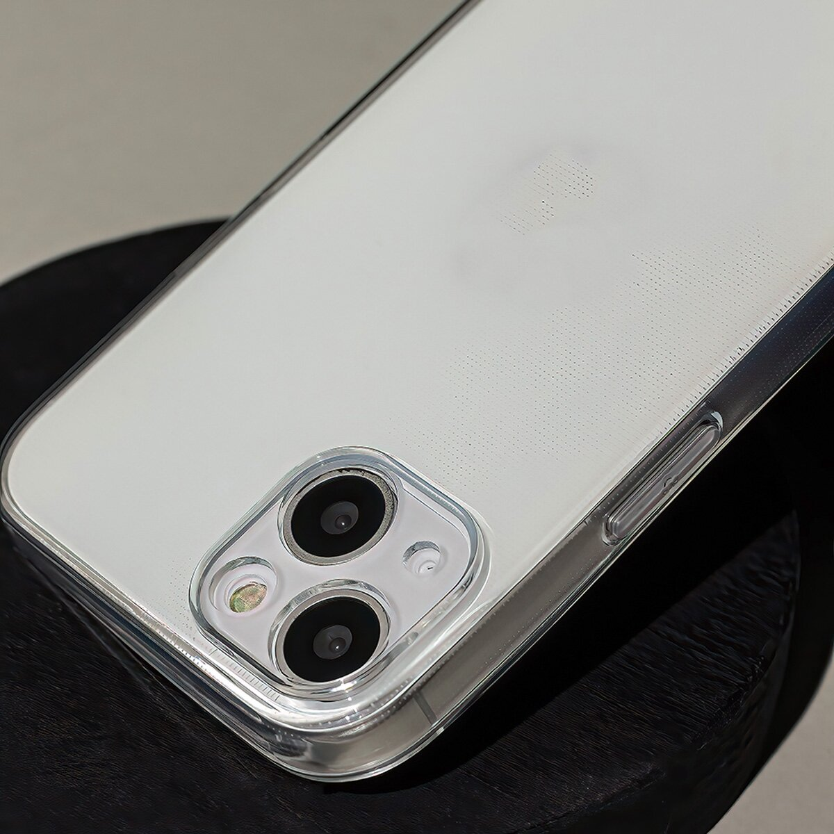 Ein Telefon mit zwei Rückkameras mit einer durchsichtigen Handyhülle. Das Telefon liegt auf schwarzem Grund.