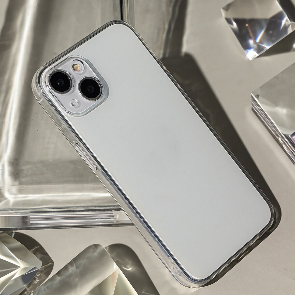 Eine transparente Handyhülle auf einer hellen Oberfläche. Das Telefon hat zwei Kameras und eine klare Rückseite.