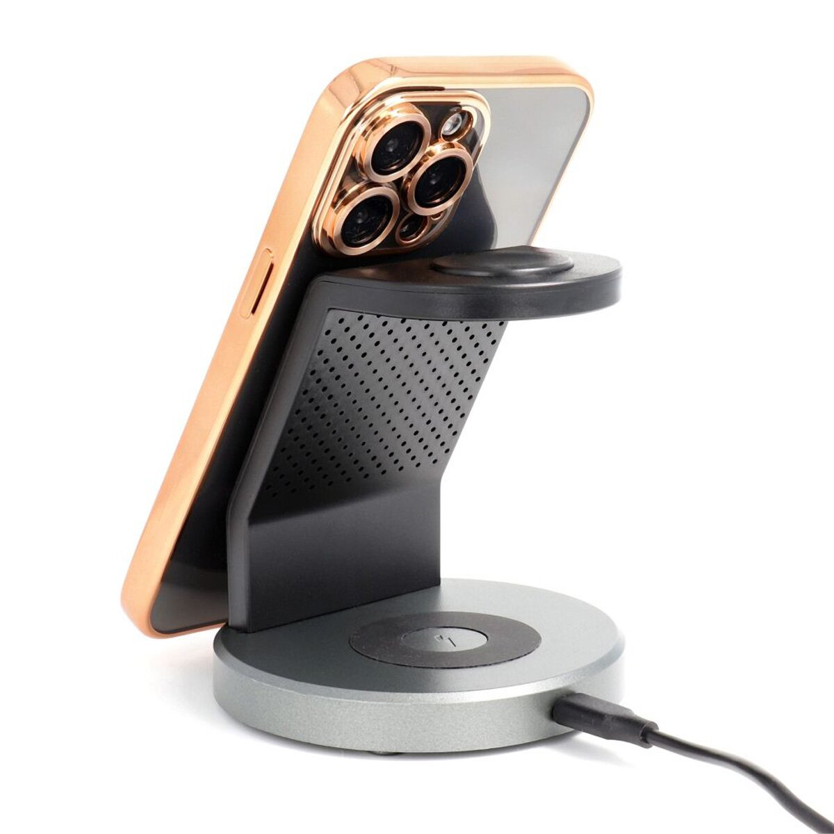 Smartphone auf Ladeständer. Telefon ist gold und schwarz. Ständer ist grau, mit Ladekabel.