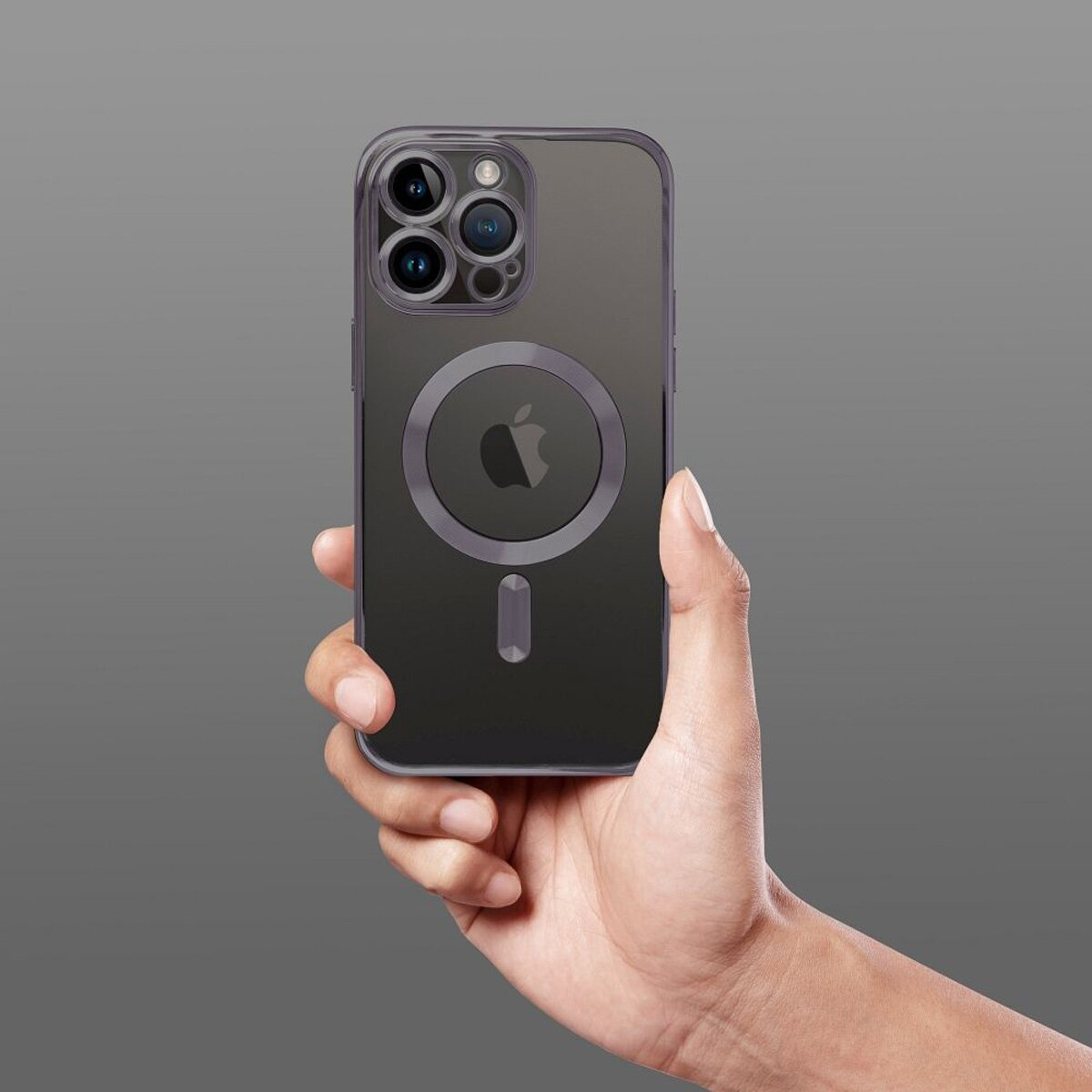 Hand, die ein Telefon mit transparentem Gehäuse und MagSafe-Ring hält.