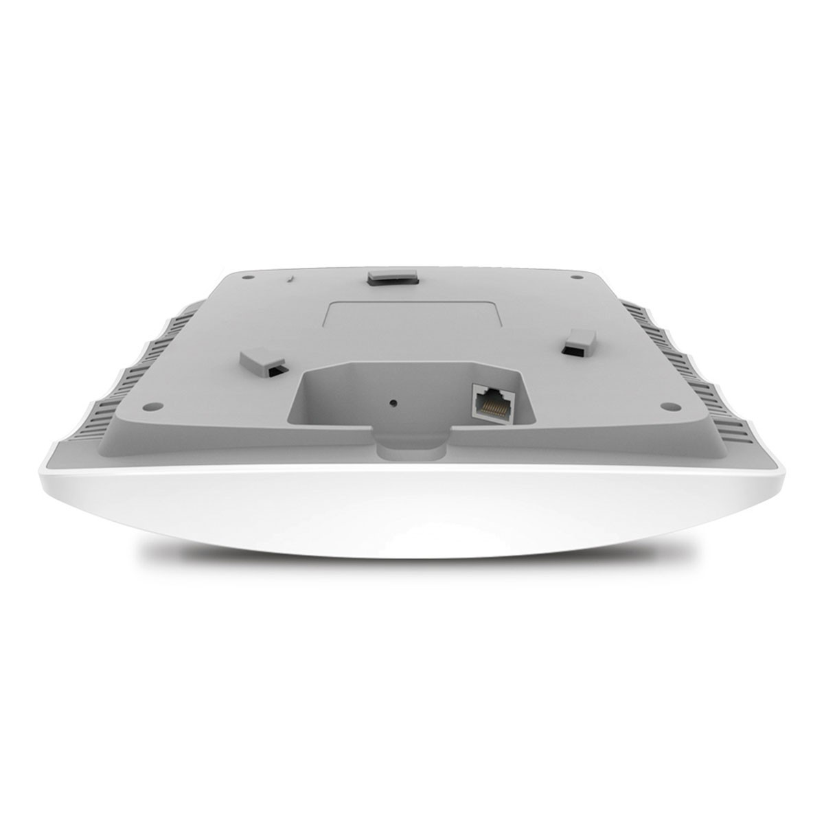 Il lato inferiore di un punto di accesso bianco. Ha una porta ethernet incassata.