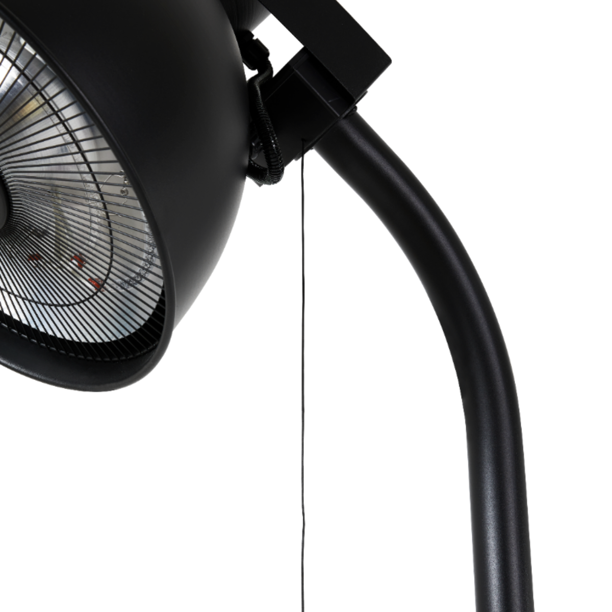 Testa di lampada nera e rotonda, braccio nero curvo su sfondo bianco. Un filo pende.