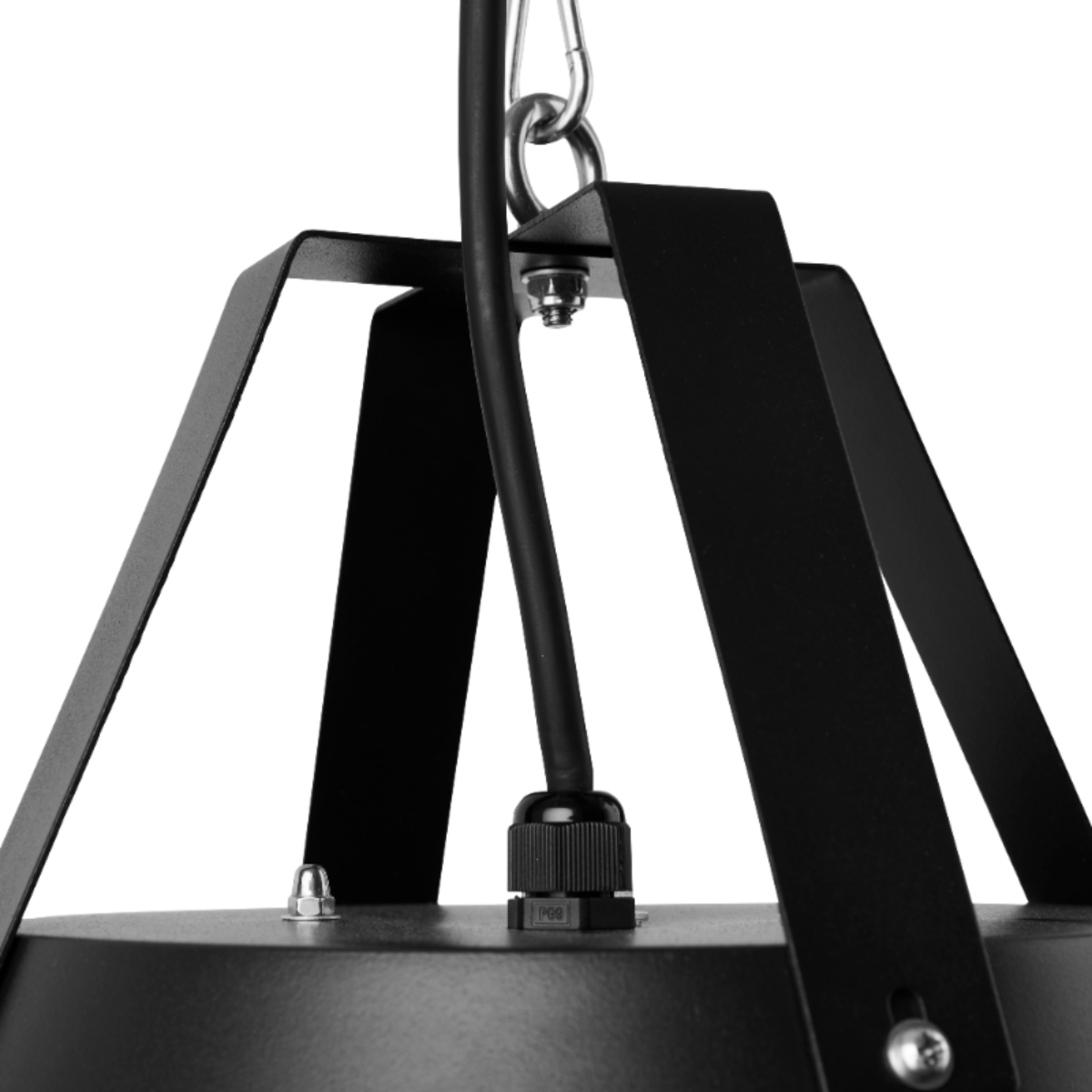 Primo piano dell'hardware di montaggio di una lampada a sospensione nera, inclusi cavo e staffa.