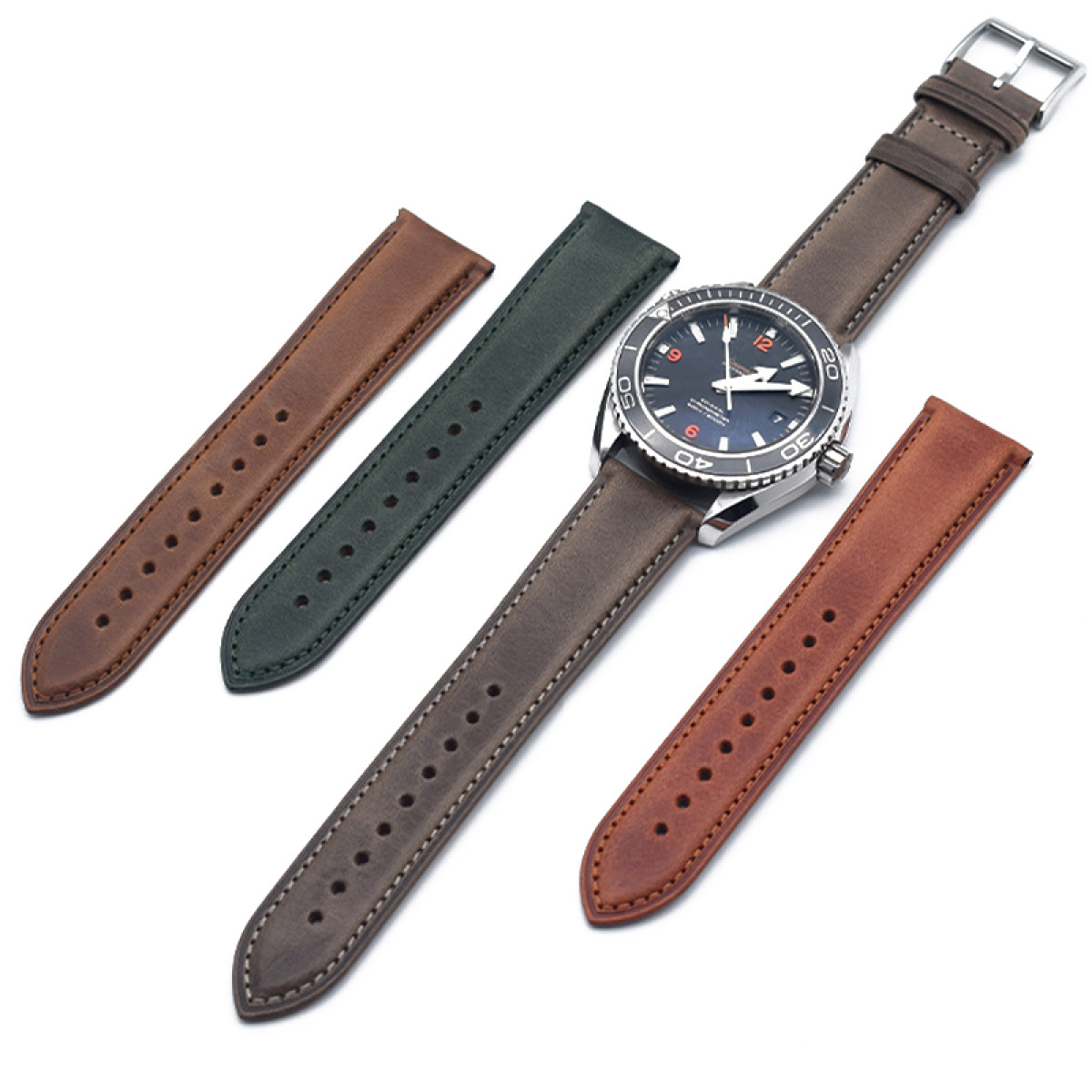 Eine Uhr mit blauem Zifferblatt und mehrere Leder-Armbänder in verschiedenen Farben.