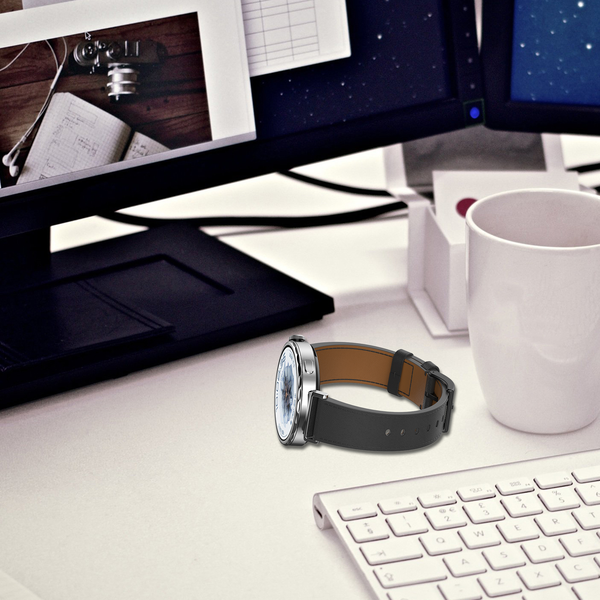 Orologio su una scrivania con computer, cuffie e una tazza.